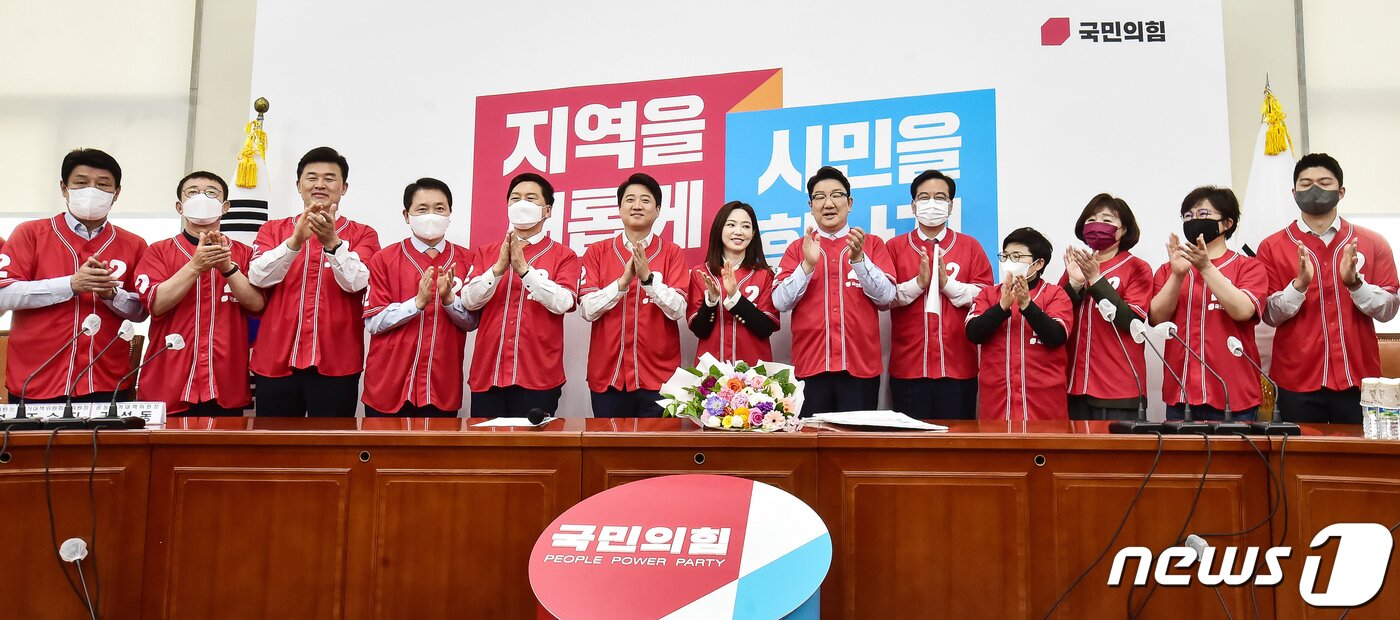 본문 이미지 - 당구선수 차유람 선수(가운데)가 13일 서울 여의도 국회에서 열린 국민의힘 중앙선거대책위원회 회의에 앞서 입당, 이준석 대표와 권성동 원내대표 등 참석자들의 축하를 받고 있다. (공동취재) 2022.5.13/뉴스1 ⓒ News1 유승관 기자