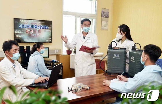 (평양 노동신문=뉴스1) = 북한이 신종 코로나바이러스 감염증(코로나19) 확진자 발생으로 국가방역체계를 '최대비상방역체계'로 이행하고 있다고 13일 밝혔다. 북한 조선노동당 기관지 노동신문은 이날 