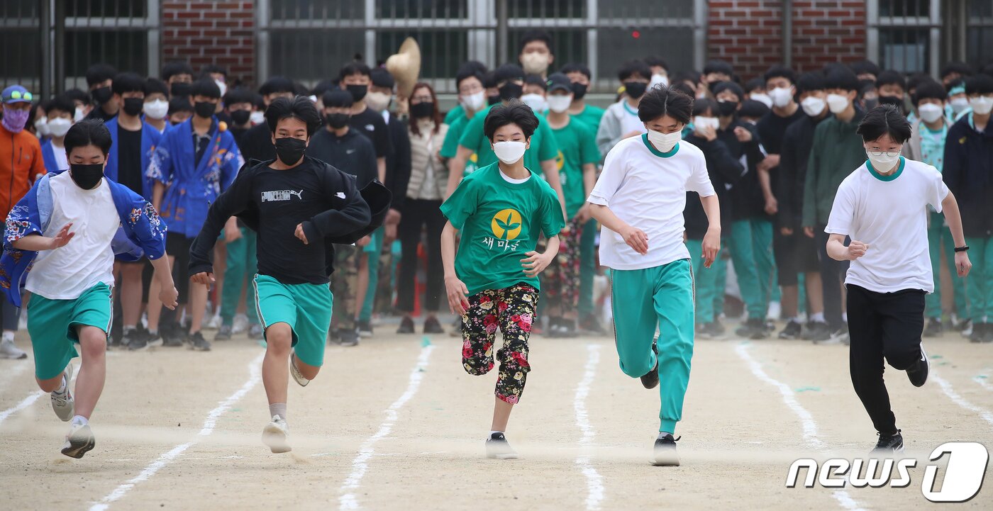 본문 이미지 - 한 중학교 체육대회에서 학생들이 달리기를 하고 있다. /뉴스1 ⓒ News1 공정식 기자