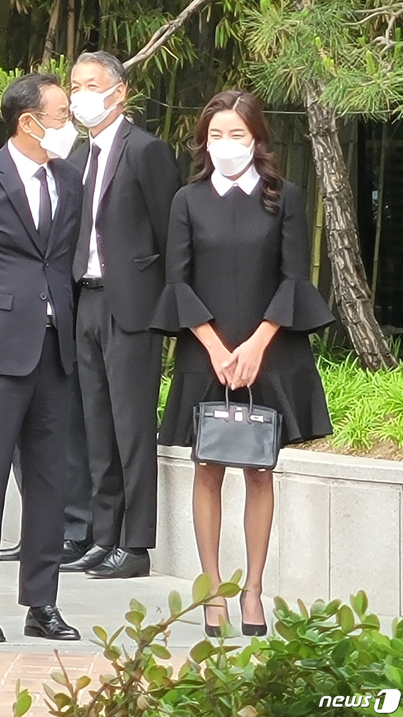 본문 이미지 - 정용진 신세계그룹 부회장 아내 한지희씨(오른쪽)가 13일 구자학 아워홈 회장 빈소에 들어서기 전 권혁구 신세계그룹 전략실장(사장·왼쪽)과 대화를 나누고 있다. ⓒ 뉴스1 이주현 기자