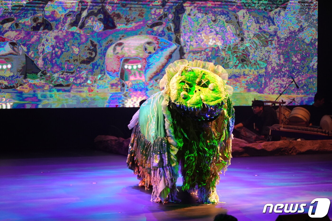 본문 이미지 - 사자놀이 탈로 메이플스토리의 '슬라임'을 표현한 '현대연희 프로토타입21'(넥슨 제공)ⓒ 뉴스1