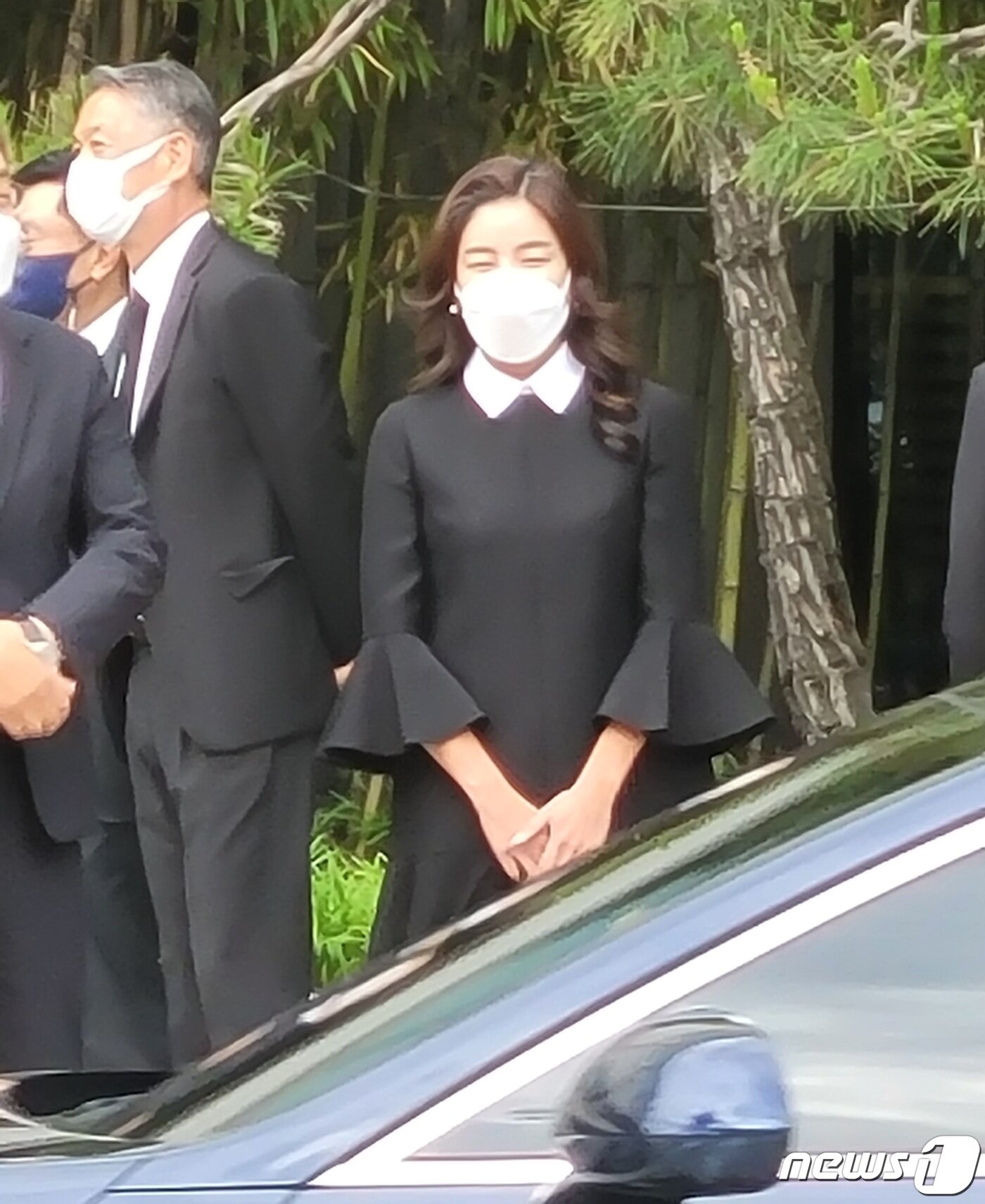 본문 이미지 - 정용진 신세계그룹 부회장 아내 한지희씨(오른쪽)가 13일 구자학 아워홈 회장 빈소에 들어서기 전 권혁구 신세계그룹 전략실장(사장·왼쪽)과 대화를 나누고 있다. ⓒ 뉴스1 이주현 기자