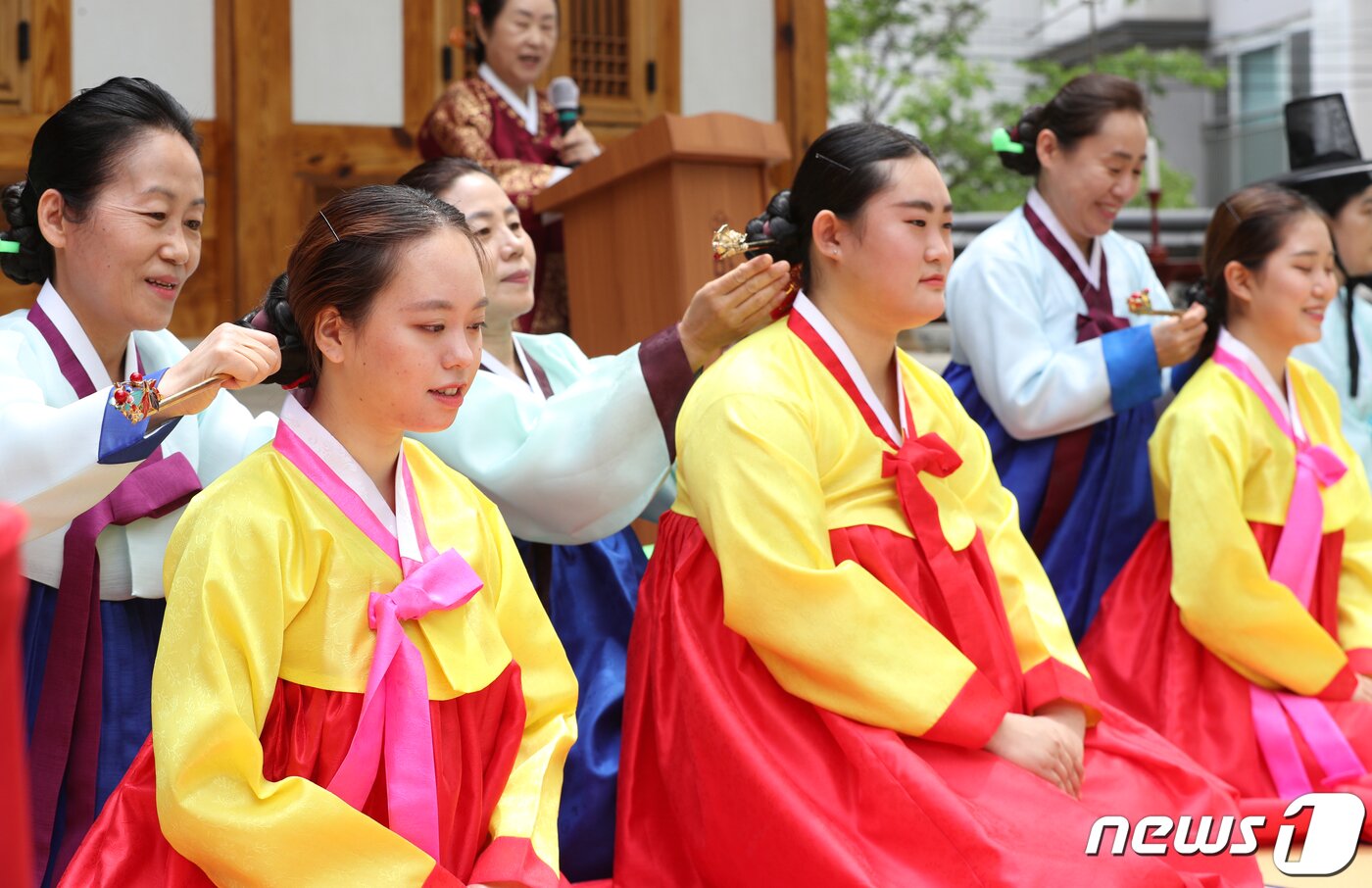 본문 이미지 - 14일 서울 마포구 광흥당에서 열린 전통 성년식에서 참가자들이 성년 의식을 치르고 있다. 마포구는 20세가 된 청년들이 성인이 되었음을 축하하기 위해 전통 성년식을 열고 있으며 이번 행사는 코로나19 이후 2년 만에 열렸다. 2022.5.14/뉴스1 ⓒ News1 신웅수 기자