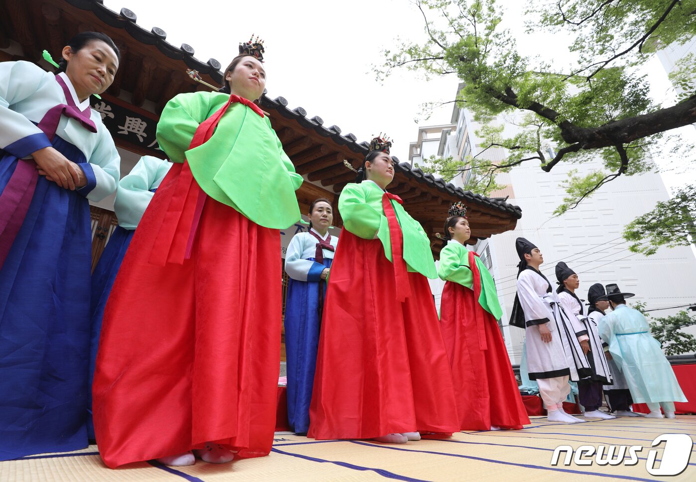 본문 이미지 - 14일 서울 마포구 광흥당에서 열린 전통 성년식에서 참가자들이 성년 의식을 치르고 있다. 마포구는 20세가 된 청년들이 성인이 되었음을 축하하기 위해 전통 성년식을 열고 있으며 이번 행사는 코로나19 이후 2년 만에 열렸다. 2022.5.14/뉴스1 ⓒ News1 신웅수 기자