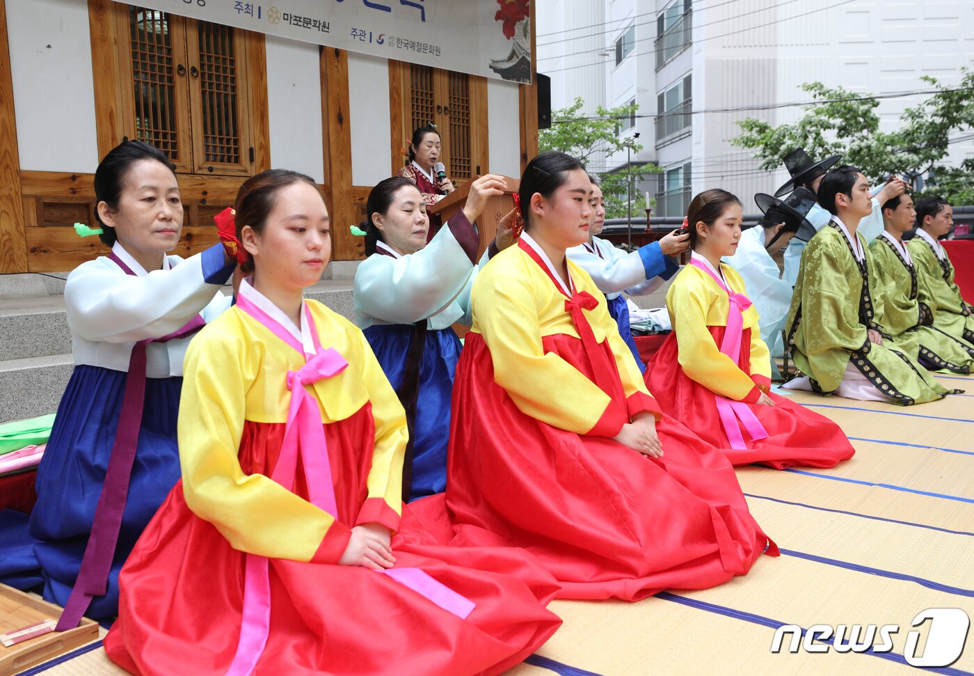 본문 이미지 - 14일 서울 마포구 광흥당에서 열린 전통 성년식에서 참가자들이 성년 의식을 치르고 있다. 마포구는 20세가 된 청년들이 성인이 되었음을 축하하기 위해 전통 성년식을 열고 있으며 이번 행사는 코로나19 이후 2년 만에 열렸다. 2022.5.14/뉴스1 ⓒ News1 신웅수 기자