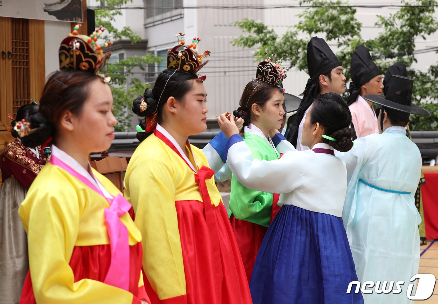 본문 이미지 - 14일 서울 마포구 광흥당에서 열린 전통 성년식에서 참가자들이 성년 의식을 치르고 있다. 마포구는 20세가 된 청년들이 성인이 되었음을 축하하기 위해 전통 성년식을 열고 있으며 이번 행사는 코로나19 이후 2년 만에 열렸다. 2022.5.14/뉴스1 ⓒ News1 신웅수 기자
