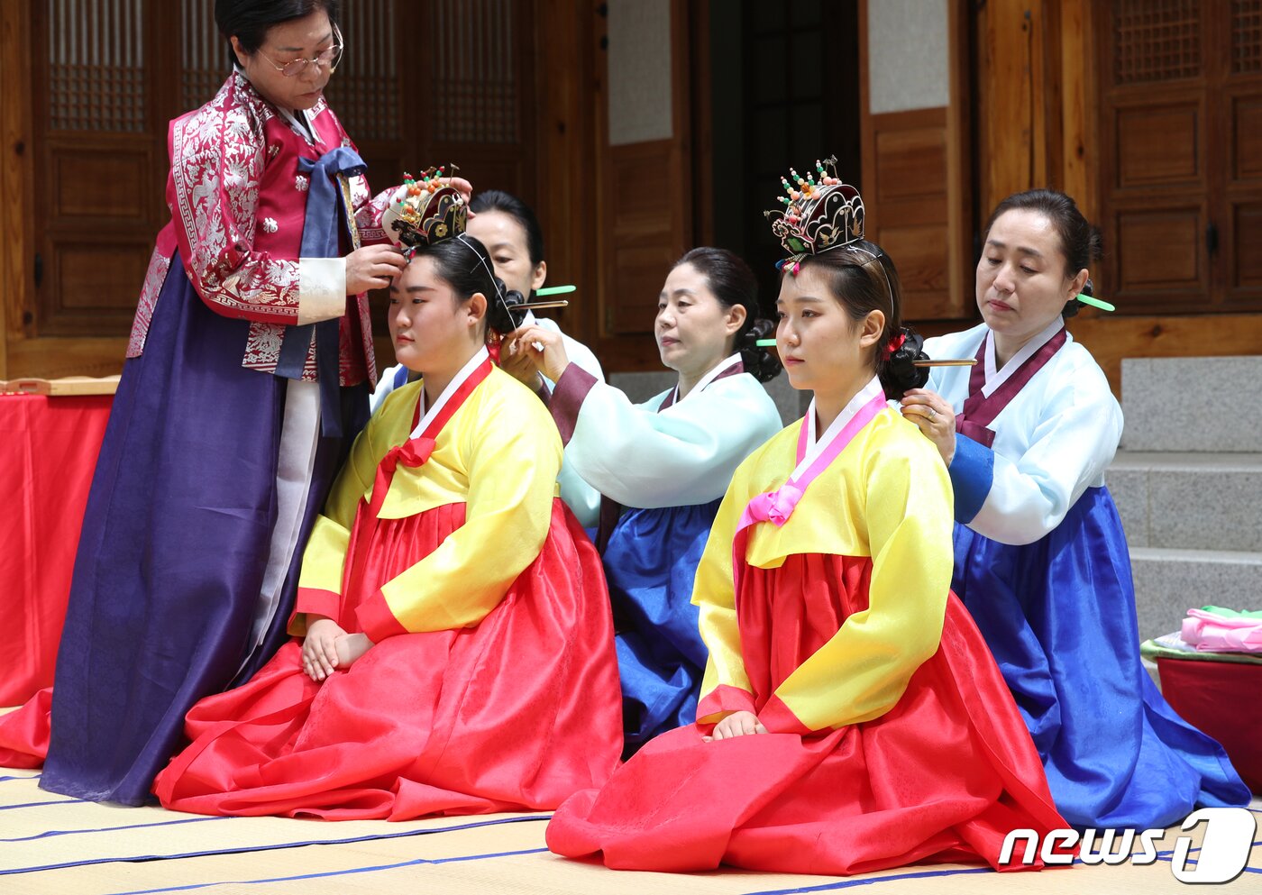 본문 이미지 - 14일 서울 마포구 광흥당에서 열린 전통 성년식에서 참가자들이 성년 의식을 치르고 있다. 마포구는 20세가 된 청년들이 성인이 되었음을 축하하기 위해 전통 성년식을 열고 있으며 이번 행사는 코로나19 이후 2년 만에 열렸다. 2022.5.14/뉴스1 ⓒ News1 신웅수 기자