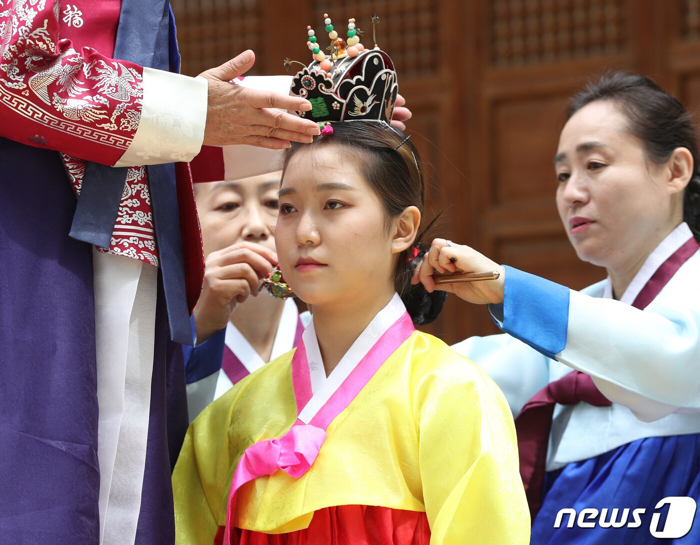 본문 이미지 - 14일 서울 마포구 광흥당에서 열린 전통 성년식에서 참가자들이 성년 의식을 치르고 있다. 마포구는 20세가 된 청년들이 성인이 되었음을 축하하기 위해 전통 성년식을 열고 있으며 이번 행사는 코로나19 이후 2년 만에 열렸다. 2022.5.14/뉴스1 ⓒ News1 신웅수 기자