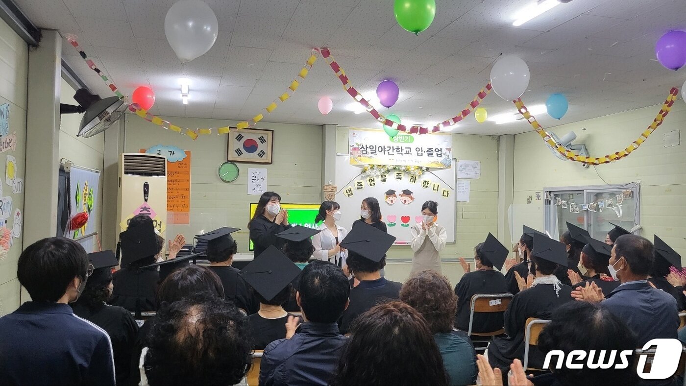 본문 이미지 - 지난 13일 오후 7시30분 대구 달서구 서남시장에 자리한 삼일야간학교에서 입·졸업식을 진행하면서 선생과 학생이 이야기를 나누고 있다. 2022.5.14/뉴스1 ⓒ News1 이성덕 기자
