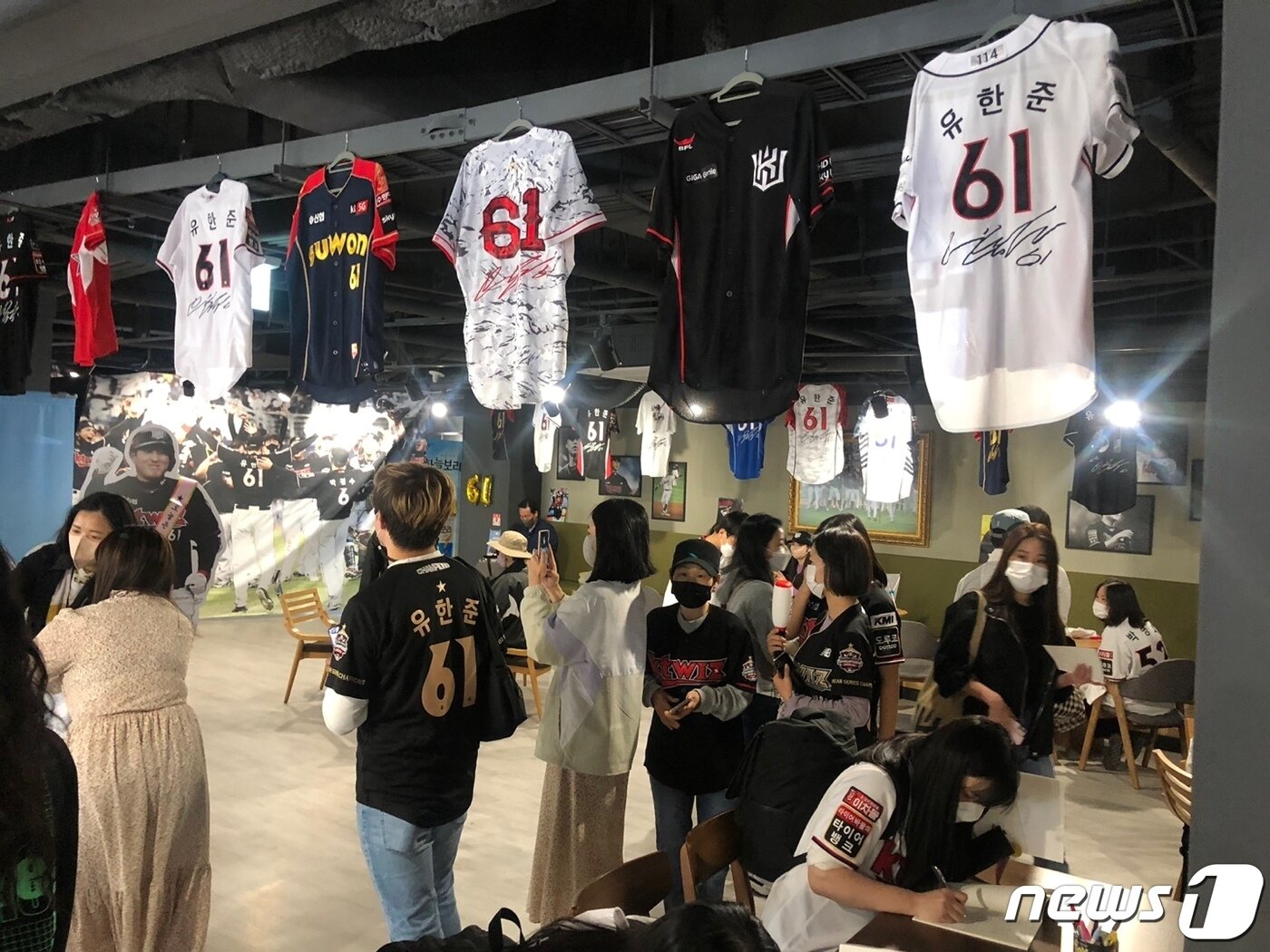 본문 이미지 - KT위즈파크 내 임시로 조성된 유한준 전시관에서 팬들이 즐기는 모습. ⓒ 뉴스1