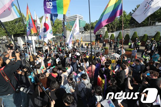 대통령 집무실 앞 행진하는 '성소수자들'
