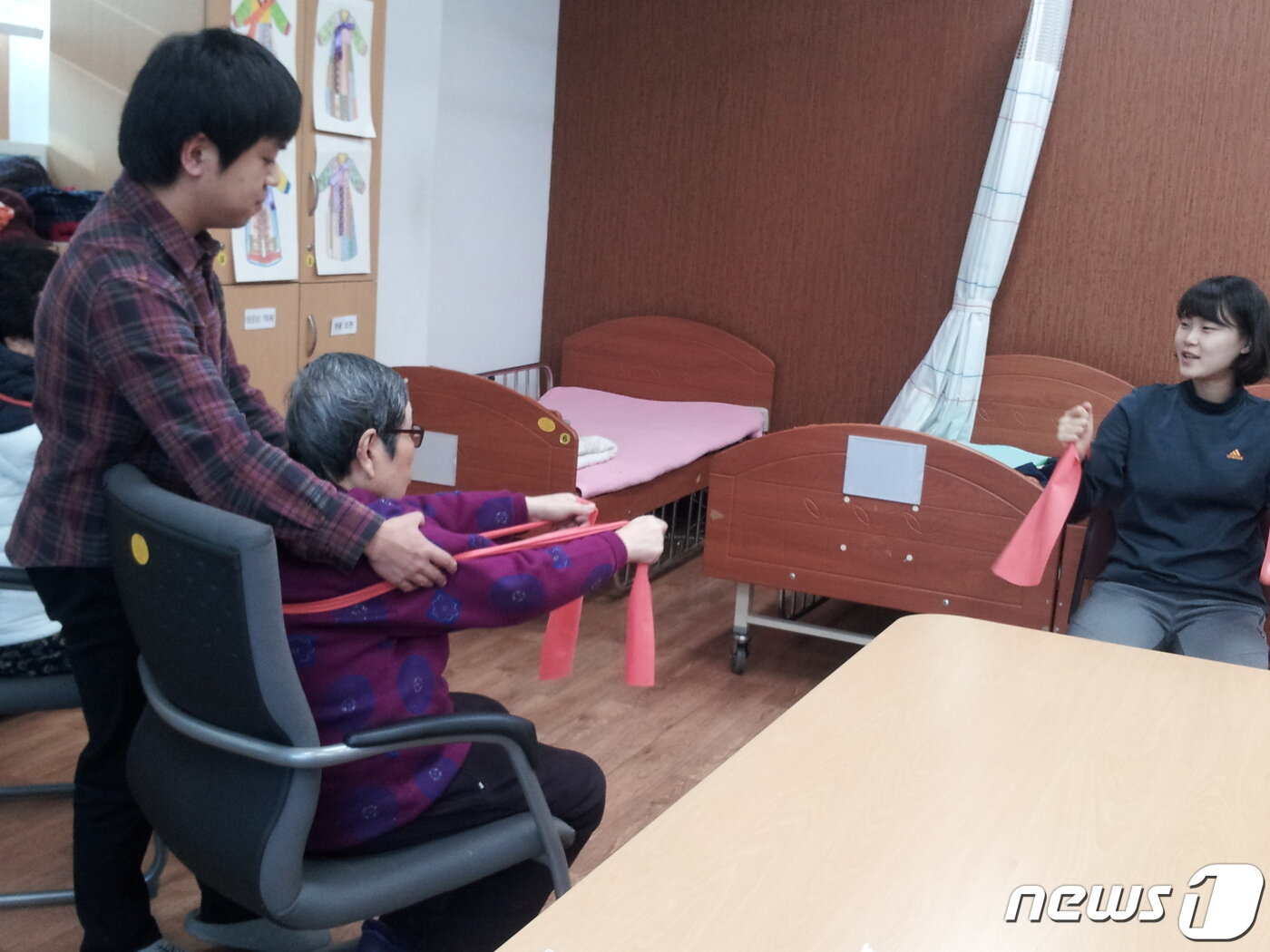 본문 이미지 - 수원시시설관리공단장기요양지원센터에서 근무중인 '사회복무요원'들이 몸이 불편한 어르신을 돌보고 있다. (제공=수원시설관리공단) ⓒ 뉴스1DB