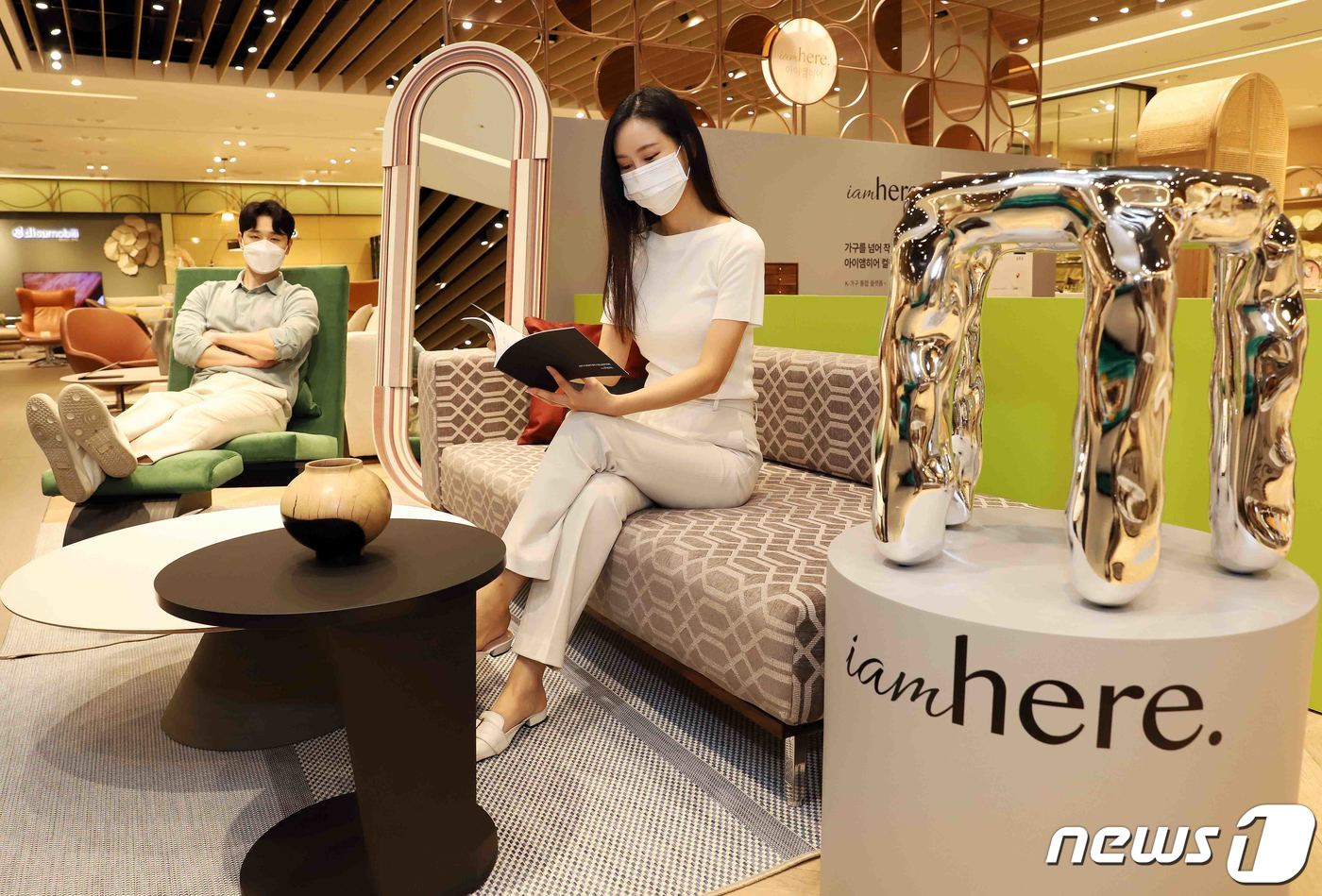 (서울=뉴스1) = 15일 서울 중구 신세계백화점 본점에서 모델들이 ‘아이앰히어(iamhere)’ 팝업스토어를 소개하고 있다. 아이앰히어는 아트퍼니처, 비스포크, 디자인가구 브랜드 …