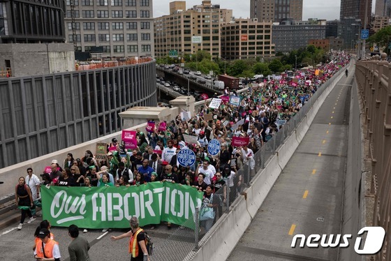 미국 연방대법원이 낙태권을 보장한 기존 판결을 파기할 것이라는 관측이 나오는 가운데 지난 14일 뉴욕 블루클린에서 낙태권 폐지 반대하는 시위대가 행진을 하고 있다. © AFP=뉴스1 © News1 우동명 기자