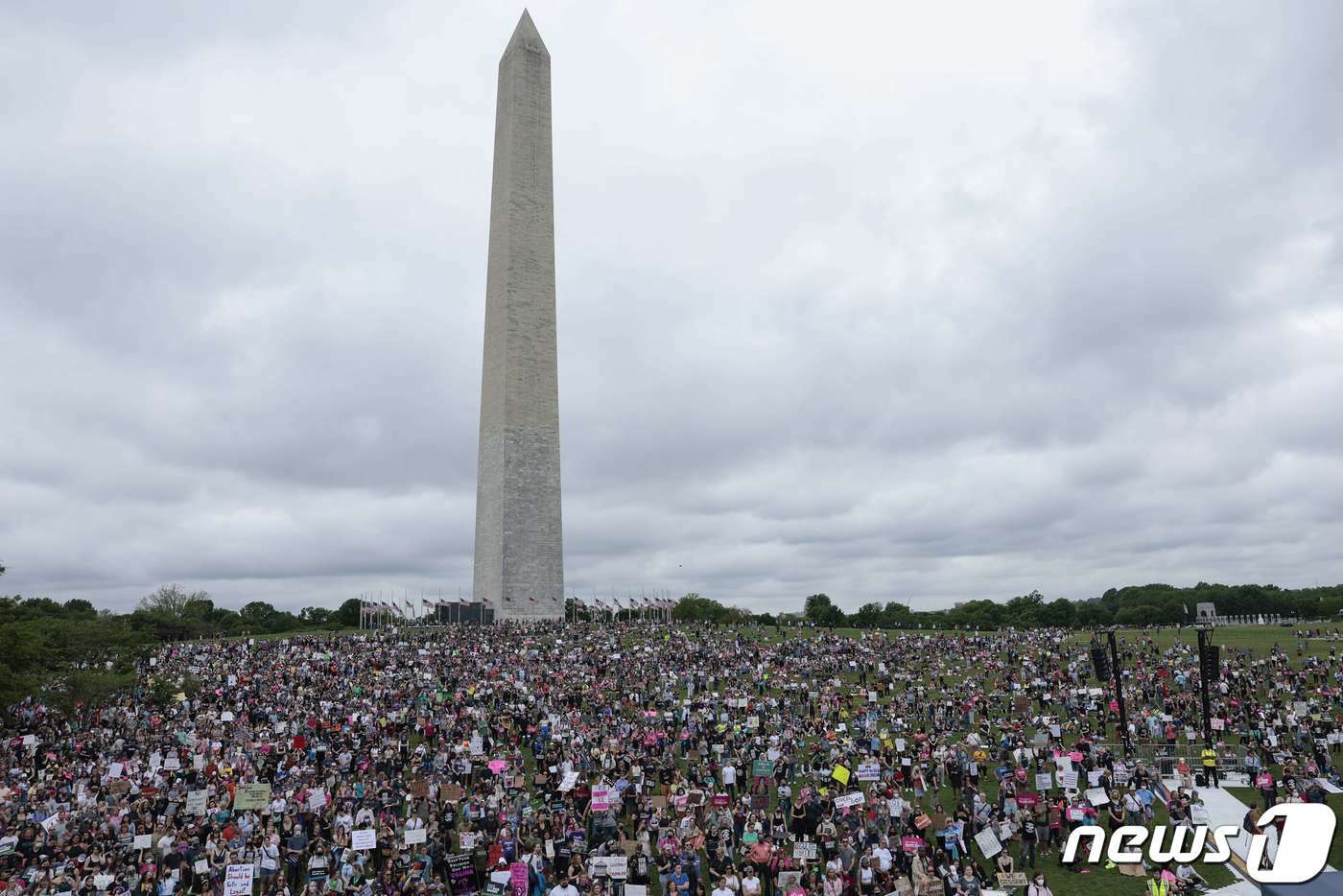 본문 이미지 - 지난 5월 14일(현지시간) 미국 연방대법원이 낙태권을 보장한 기존 판결을 파기할 것이라는 관측이 나오는 가운데 워싱턴 기념탑 주변에서 낙태권 폐지에 반대하는 시위대가 집회를 하고 있다. ⓒ AFP=뉴스1 ⓒ News1 우동명 기자