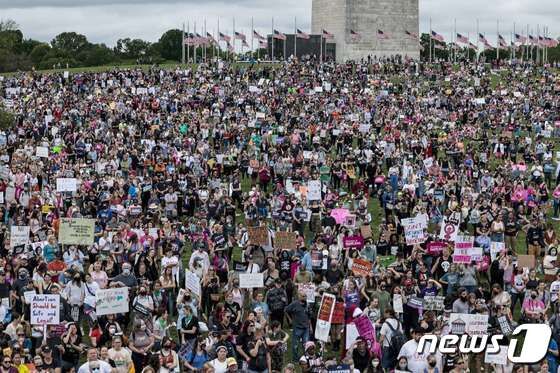지난해 5월14일(현지시간) 미국 연방대법원이 낙태권을 보장한 기존 판결을 파기할 것이라는 관측이 나오는 가운데 워싱턴 기념탑 주변에서 낙태권 폐지 반대하는 시위대가 집회를 하고 있는 모습. © AFP=뉴스1 © News1 우동명 기자