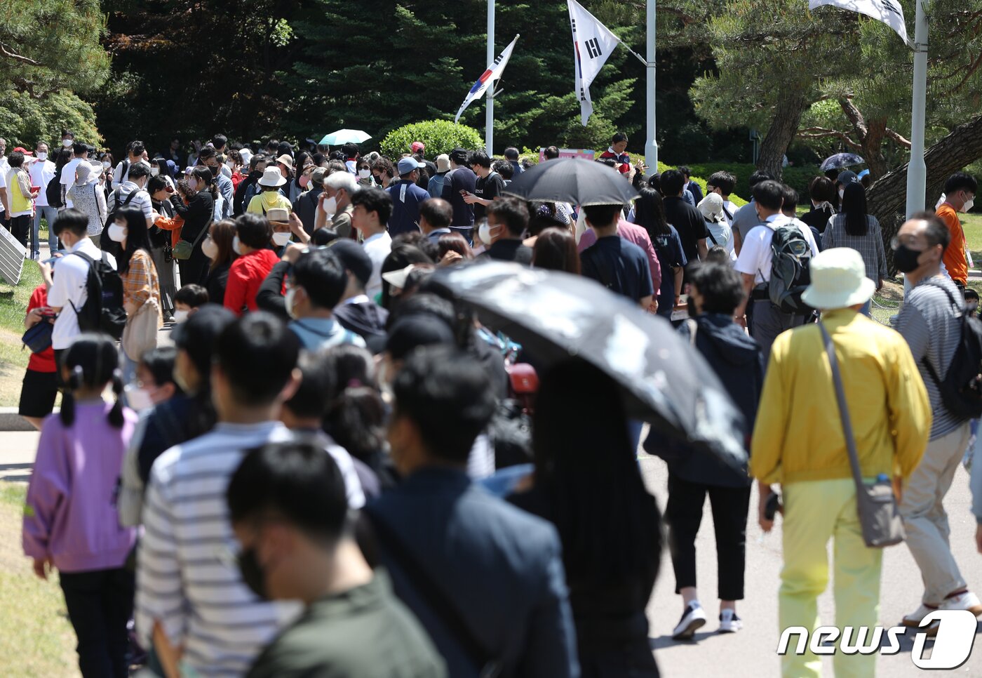 본문 이미지 - 청와대 개방 후 첫 주말인 15일 오전 서울 종로구 청와대에서 시민들이 본관을 배경으로 기념촬영을 하고 있다. 2022.5.15/뉴스1 ⓒ News1 신웅수 기자