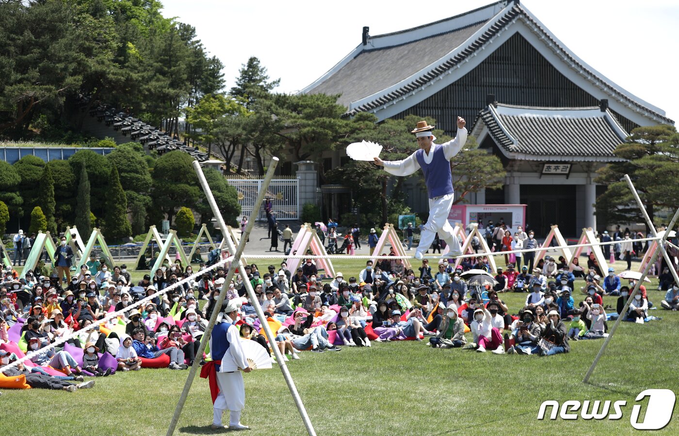 본문 이미지 - 청와대 개방 후 첫 주말인 15일 오전 서울 종로구 청와대 춘추관 앞에서 시민들이 줄타기 공연을 관람하고 있다. 2022.5.15/뉴스1 ⓒ News1 신웅수 기자
