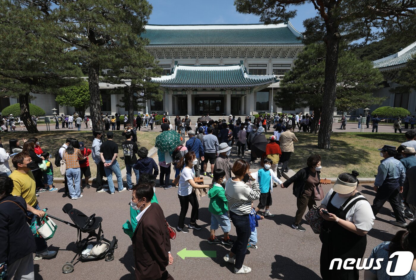 본문 이미지 - 청와대 개방 후 첫 주말인 15일 오전 서울 종로구 청와대에서 시민들이 본관을 배경으로 기념 촬영을 하고 있다. 2022.5.15/뉴스1 ⓒ News1 신웅수 기자