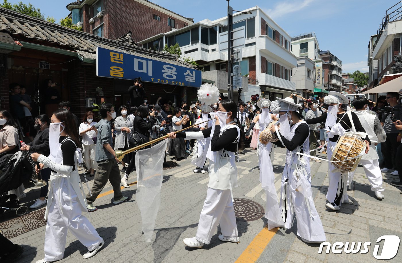 15일 오후 서울 종로구 5대 궁 인근 골목 상권에서 2022 봄 궁중문화축전의 일환으로 문화재청 궁능유적본부와 한국문화재재단 관계자들이 벽사 의식&#40;귀신을 물리치는 의식&#41;과 일상 회복의 바람을 전하는 &#39;구나행&#40;驅儺行&#41;-흑호 납시오!&#39; 퍼레이드를 진행하고 있다.  2022.5.15/뉴스1 ⓒ News1 박지혜 기자