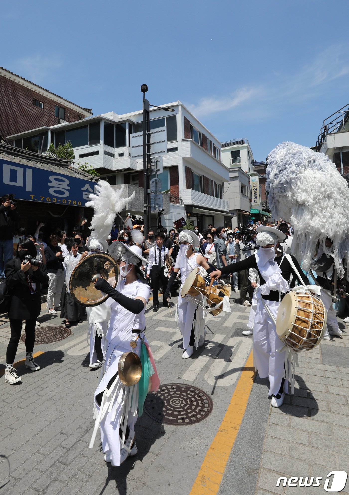 15일 오후 서울 종로구 5대 궁 인근 골목 상권에서 2022 봄 궁중문화축전의 일환으로 문화재청 궁능유적본부와 한국문화재재단 관계자들이 벽사 의식&#40;귀신을 물리치는 의식&#41;과 일상 회복의 바람을 전하는 &#39;구나행&#40;驅儺行&#41;-흑호 납시오!&#39; 퍼레이드를 진행하고 있다. 2022.5.15/뉴스1 ⓒ News1 박지혜 기자