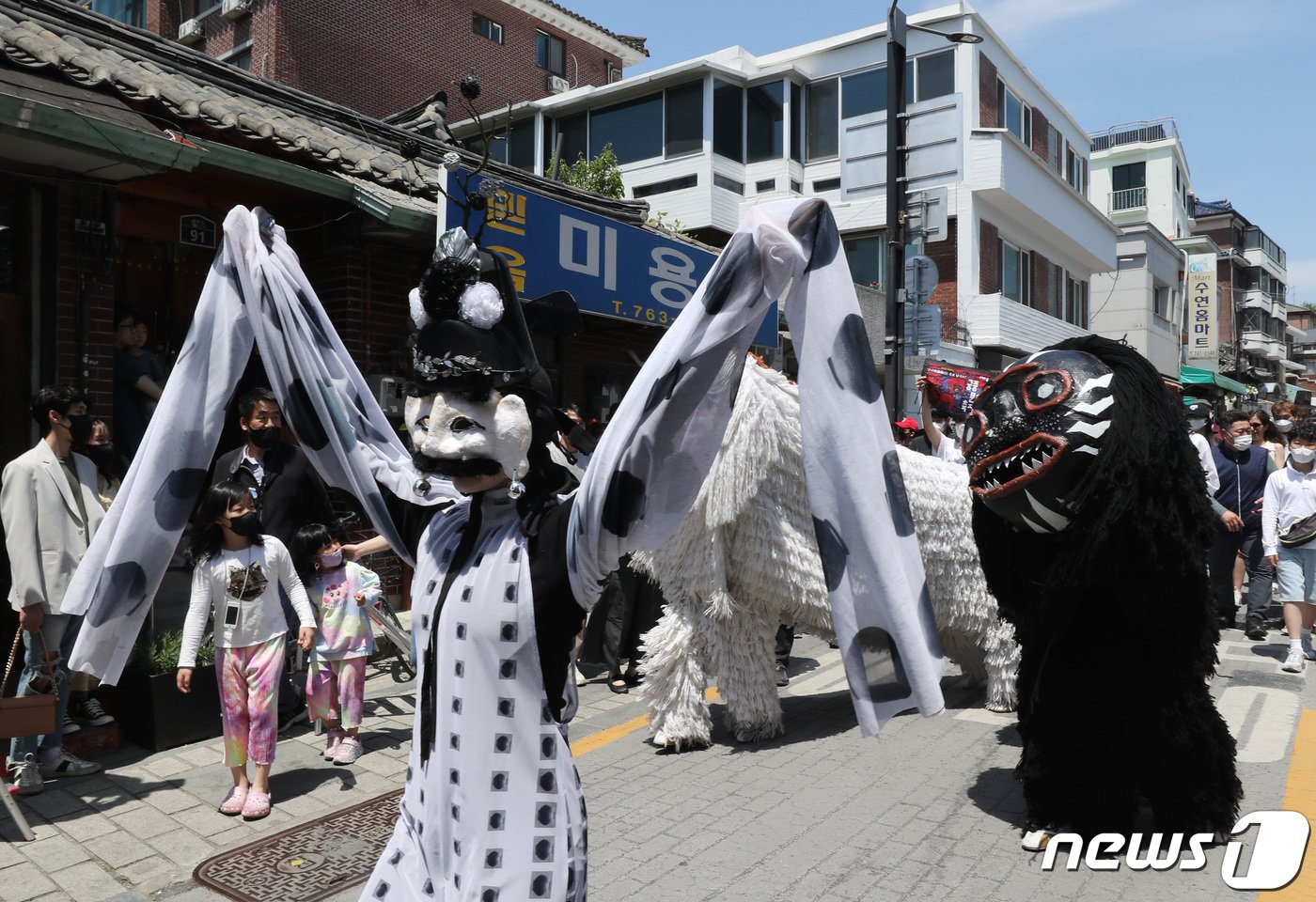 15일 오후 서울 종로구 5대 궁 인근 골목 상권에서 2022 봄 궁중문화축전의 일환으로 문화재청 궁능유적본부와 한국문화재재단 관계자들이 벽사 의식&#40;귀신을 물리치는 의식&#41;과 일상 회복의 바람을 전하는 &#39;구나행&#40;驅儺行&#41;-흑호 납시오!&#39; 퍼레이드를 진행하고 있다. 2022.5.15/뉴스1 ⓒ News1 박지혜 기자