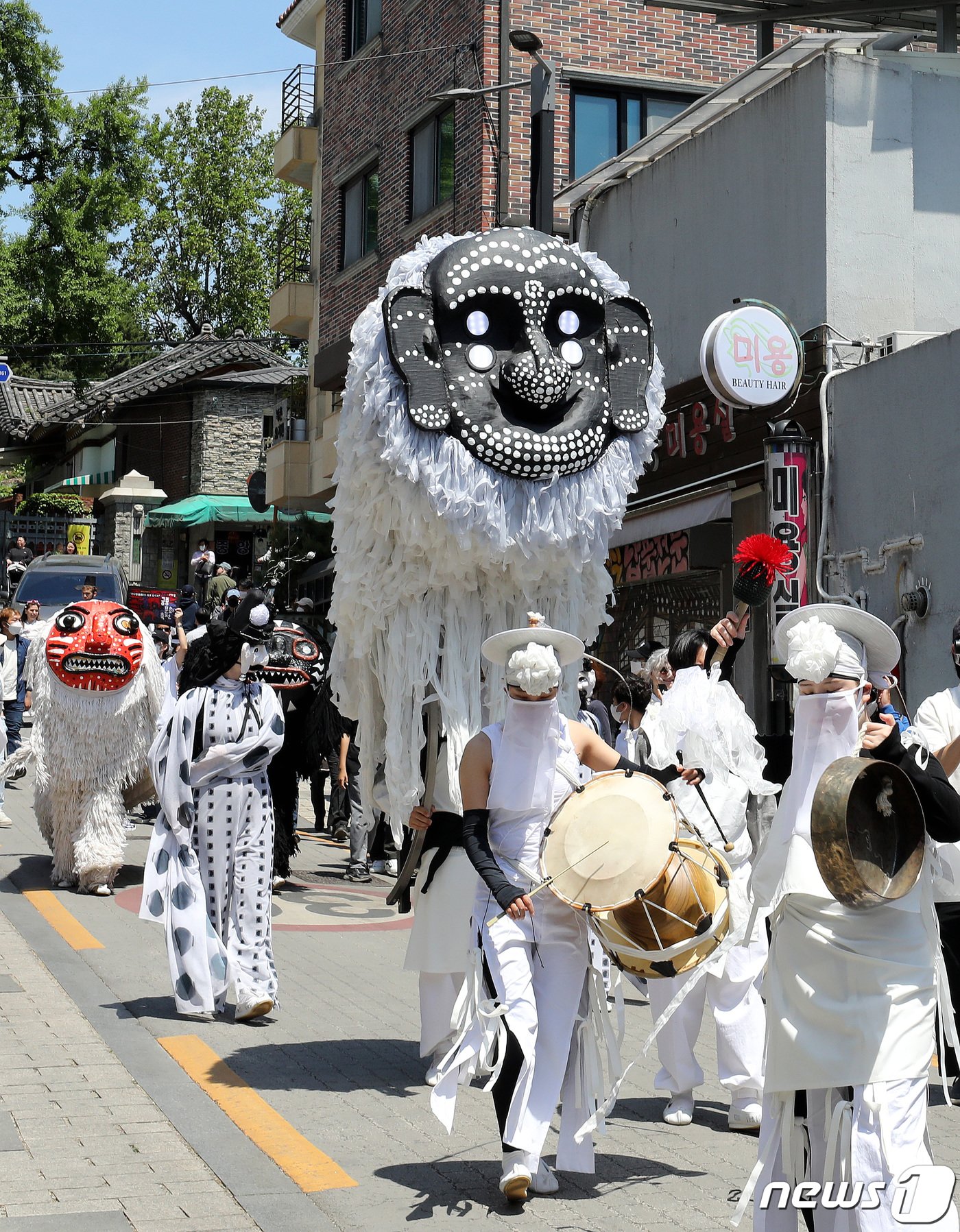 15일 오후 서울 종로구 5대 궁 인근 골목 상권에서 2022 봄 궁중문화축전의 일환으로 문화재청 궁능유적본부와 한국문화재재단 관계자들이 벽사 의식&#40;귀신을 물리치는 의식&#41;과 일상 회복의 바람을 전하는 &#39;구나행&#40;驅儺行&#41;-흑호 납시오!&#39; 퍼레이드를 진행하고 있다.  2022.5.15/뉴스1 ⓒ News1 박지혜 기자