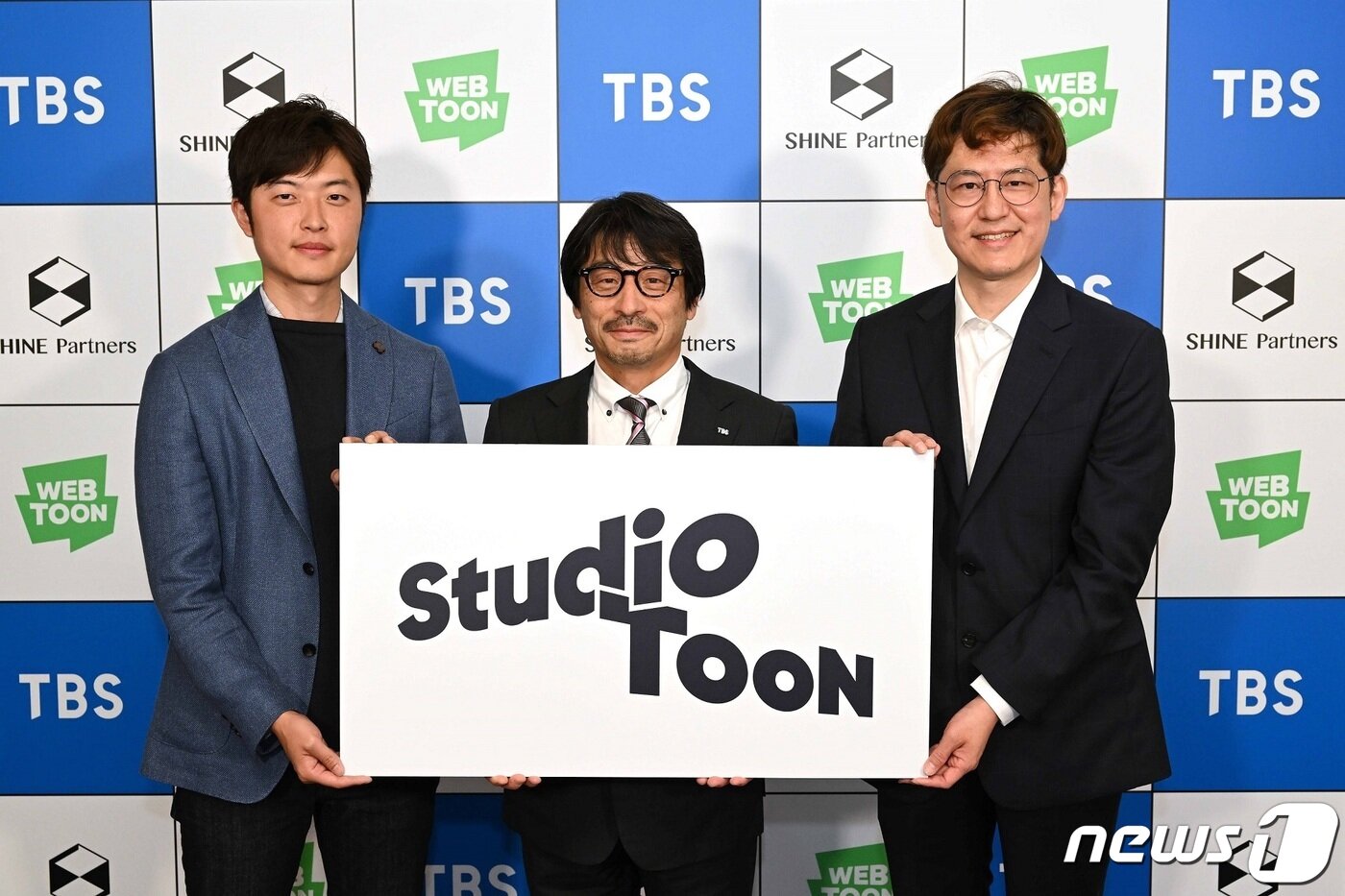 본문 이미지 - (왼쪽부터)이와모토 케이타 샤인 파트너스 대표, 사사키 타카시 TBS 사장, 김준구 네이버웹툰 대표가 '스튜디오 툰' 합작법인 설립 협약 기념촬영을 하고 있다.(네이버웹툰 제공)ⓒ 뉴스1
