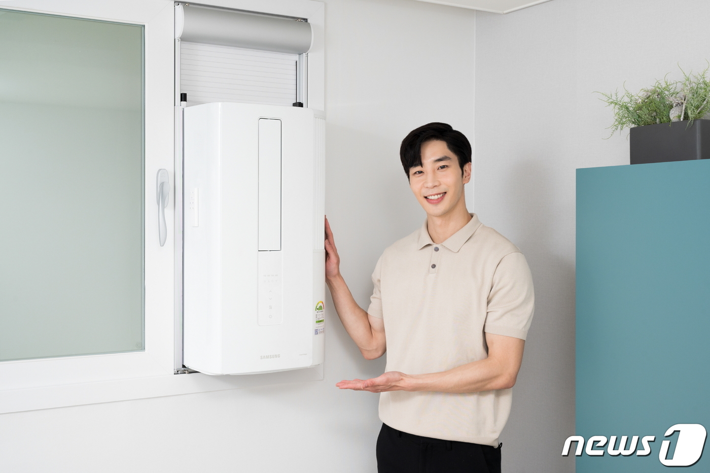 (서울=뉴스1) = 삼성전자가 2022년형 창문형 에어컨 '윈도우핏(Window Fit)'을 16일 출시했다.설치 환경 제약 없이 방방마다 개별 냉방을 원하는 소비자들을 위해 선보 …