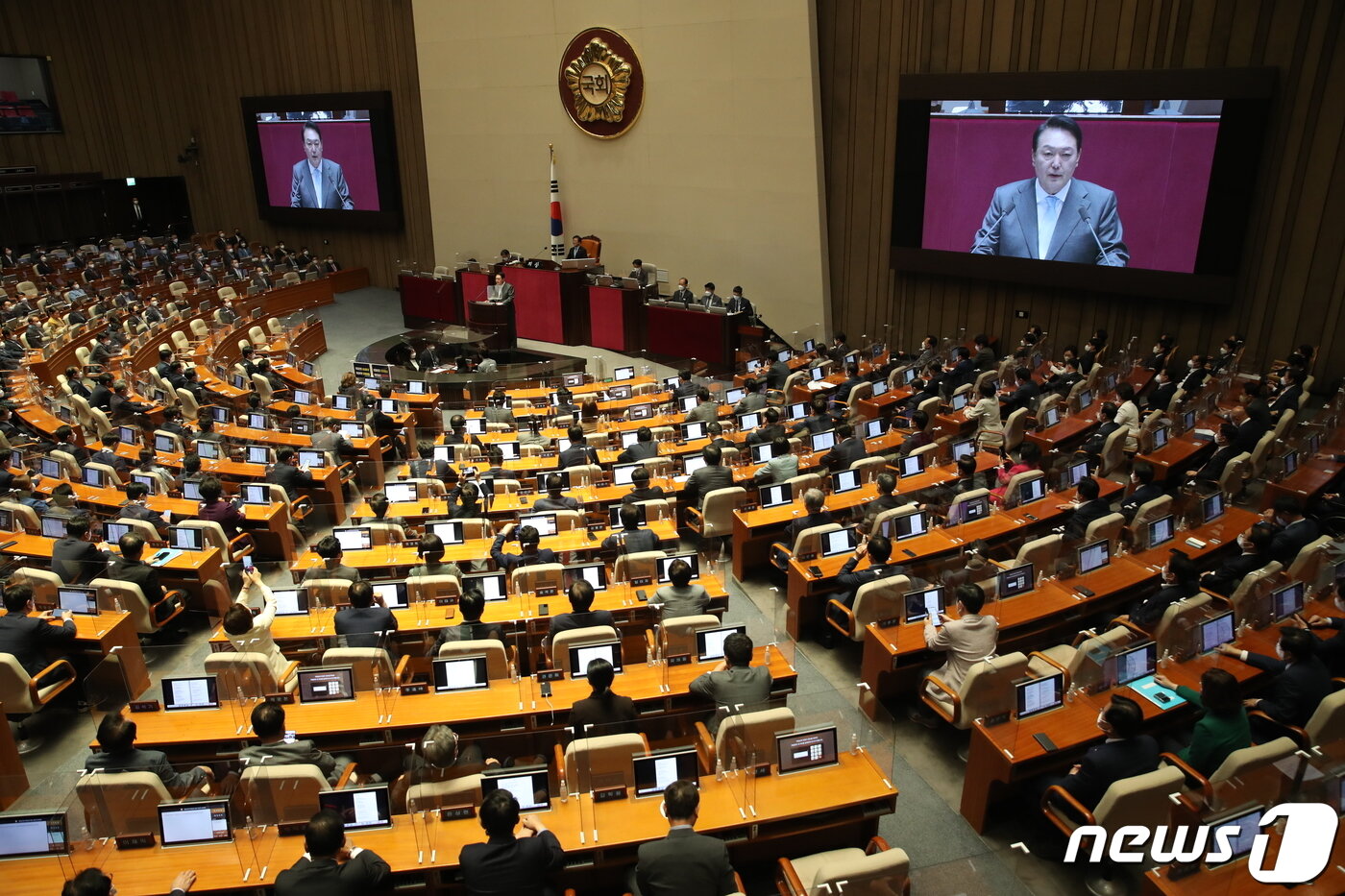 본문 이미지 - 윤석열 대통령이 16일 국회 본회의장에서 코로나19 손실보상을 위한 추가경정예산(추경)안 시정연설을 하고 있다. (대통령실사진기자단) 2022.5.16/뉴스1 ⓒ News1 오대일 기자