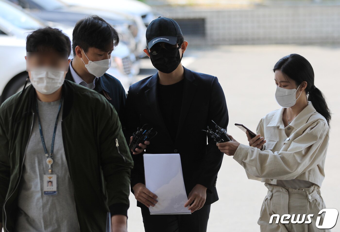 본문 이미지 - 아프리카TV 코인전문 BJ 챈서스가 16일 오전 서울 성동경찰서로 조사를 받기 위해 출석하고 있다. BJ 챈서스는 최근 폭락한 암호화폐 루나·테라 발행사 테라폼랩스 권도형 대표의 주거지에 무단침입한 혐의를 받고 있다. 2022.5.16/뉴스1 ⓒ News1 구윤성 기자