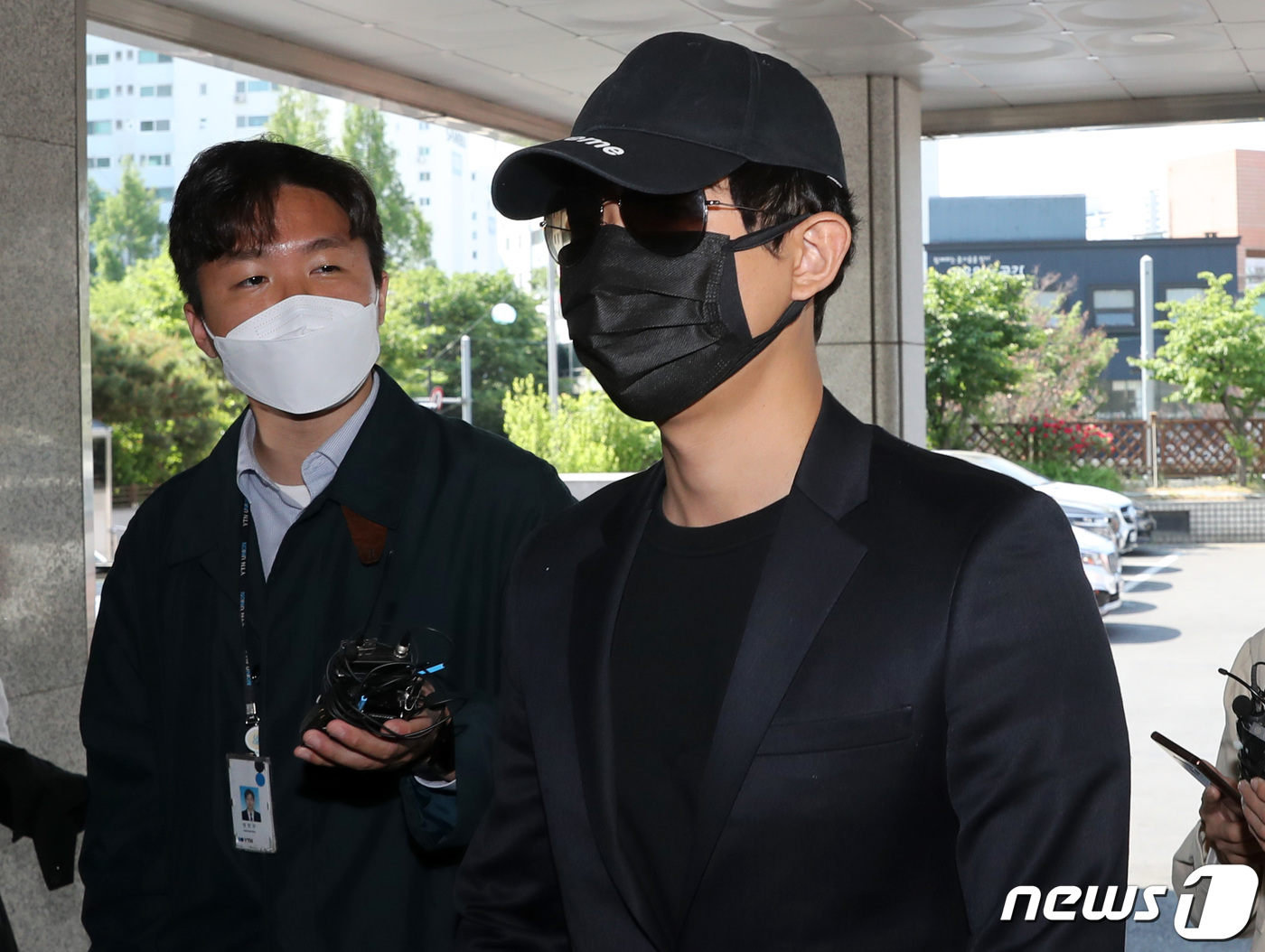 (서울=뉴스1) 구윤성 기자 = 아프리카TV 코인전문 BJ 챈서스가 16일 오전 서울 성동경찰서로 조사를 받기 위해 출석하고 있다.BJ 챈서스는 최근 폭락한 암호화폐 루나·테라 발 …