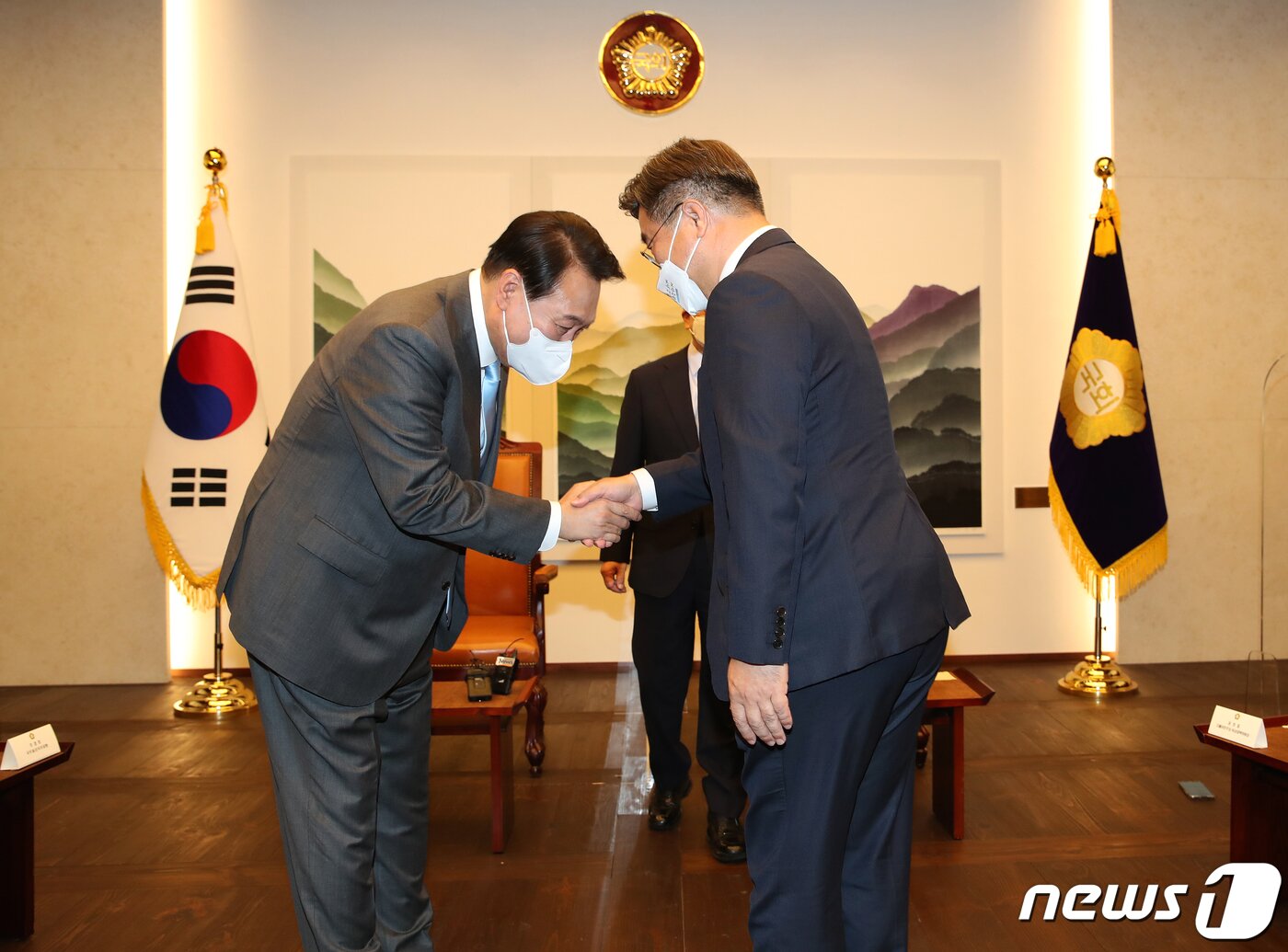 본문 이미지 - 윤석열 대통령이 16일 국회에서 열린 추가경정예산&#40;추경&#41;안 시정연설 사전 환담에서 윤호중 더불어민주당 공동비상대책위원장과 악수하고 있다. &#40;대통령실사진기자단&#41; 2022.5.16/뉴스1 ⓒ News1 오대일 기자