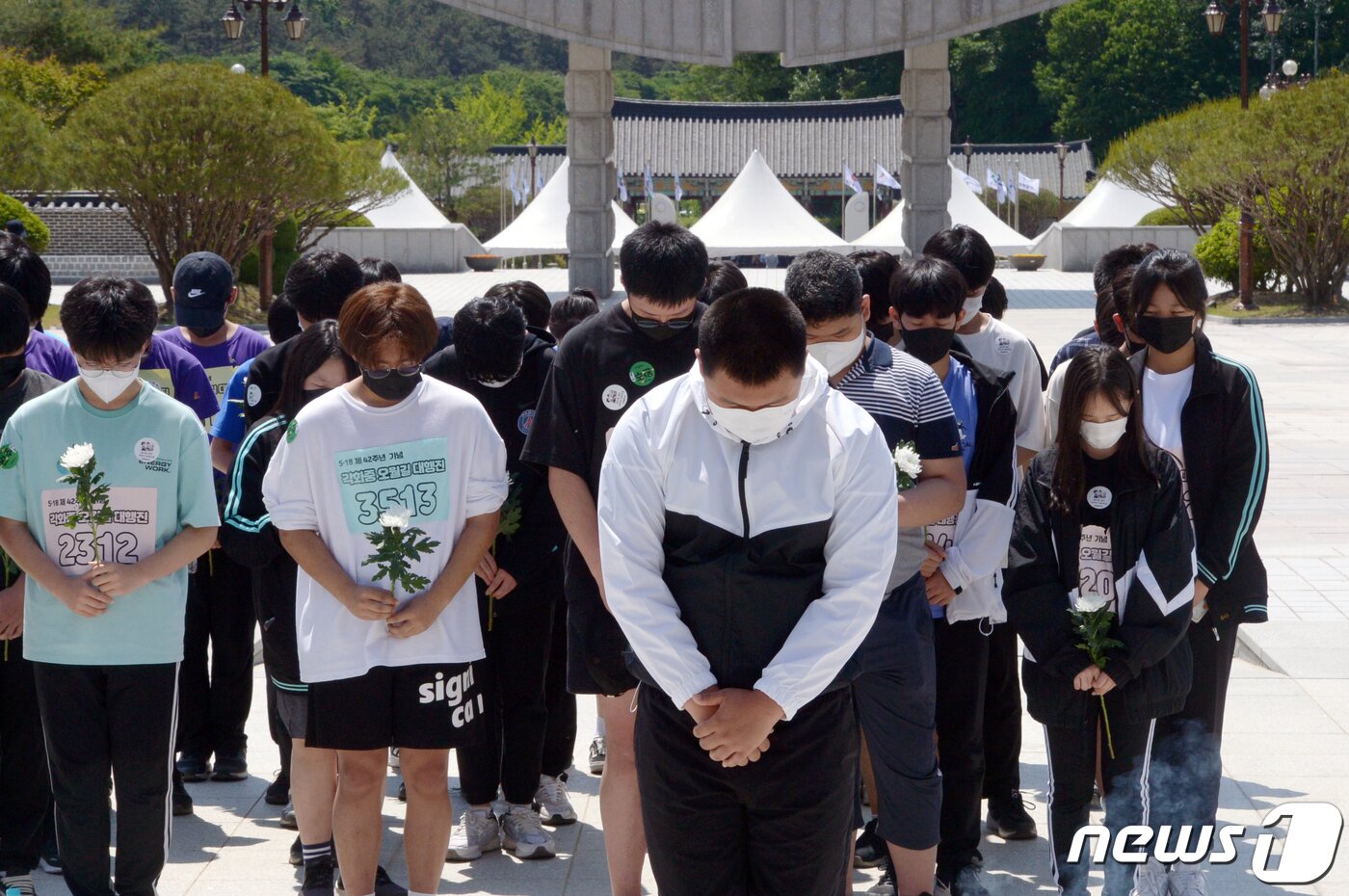 본문 이미지 - 5·18민주화운동 42주년을 이틀 앞둔 16일 오전 광주 북구 운정동 국립5·18민주묘지에서 각화중학교 학생들이 참배를 하고 있다. 2022.5.16/뉴스1 ⓒ News1 정다움 기자