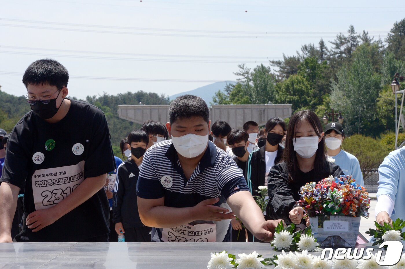 본문 이미지 - 5·18민주화운동 42주년을 이틀 앞둔 16일 오전 광주 북구 운정동 국립5·18민주묘지에서 각화중학교 학생들이 참배를 하고 있다.  2022.5.16/뉴스1 ⓒ News1 정다움 기자