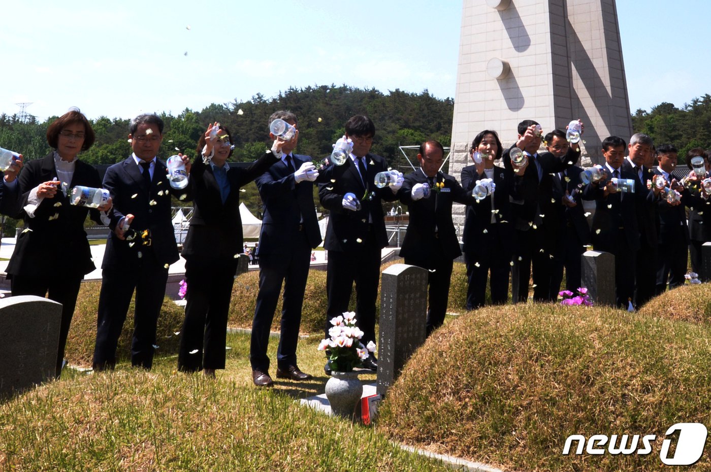 본문 이미지 - 5·18민주화운동 42주년을 이틀 앞둔 지난 2022년 5월16일 오전 광주 북구 운정동 국립5·18민주묘지에서 함평군 공직자들이 날린 나비가 날고 있다. 2022.5.16/뉴스1 ⓒ News1 정다움 기자