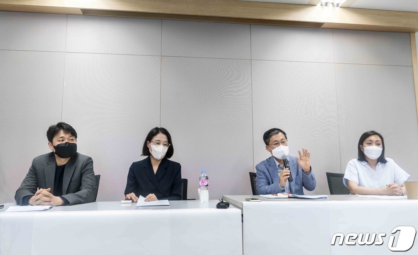 본문 이미지 - 16일 SK텔레콤은 서울 중구에 위치한 기자실에서 간담회를 열고 '에이닷'(A.)의 안드로이드 오픈 베타 버전 출시를 발표했다. 사진은 왼쪽부터 SK텔레콤의 손인혁 아폴로 TF 담당, 이현아 AI&CO 담당, 이상호 최고기술책임자(CTO), 예희강 브랜드전략 담당 (SKT 제공) ⓒ 뉴스1