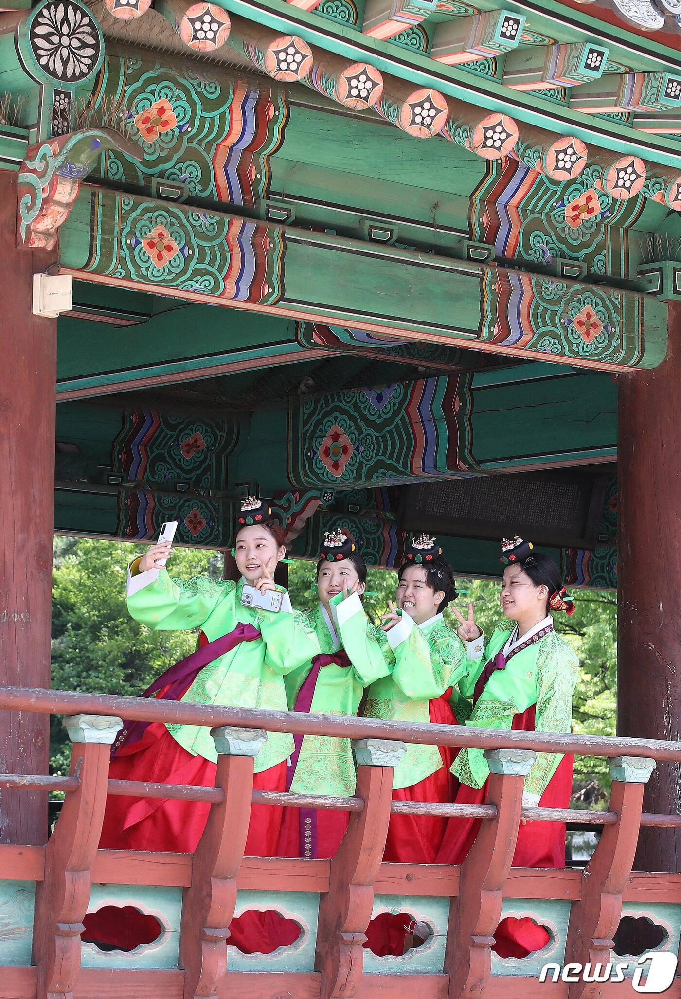 본문 이미지 - 성년의날인 16일 서울 중구 남산골한옥마을에서 열린 '서울시 성년의 날 기념행사'에서 만19세가 된 2003년생들이 의복 및 족두리를 착용하는 가례 의식을 마친 뒤 기념촬영을 하고 있다. 2022.5.16/뉴스1 ⓒ News1 임세영 기자