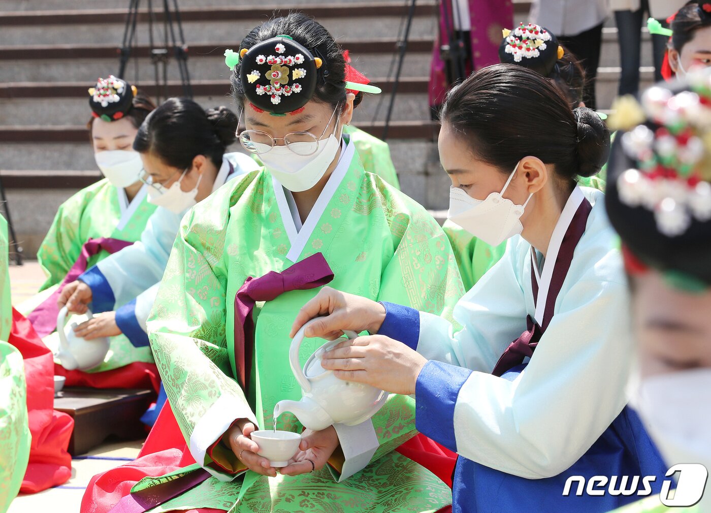 본문 이미지 - 성년의날인 16일 서울 중구 남산골한옥마을에서 열린 '서울시 성년의 날 기념행사'에서 만19세가 된 2003년생들이 술잔을 받고 있다. 2022.5.16/뉴스1 ⓒ News1 임세영 기자