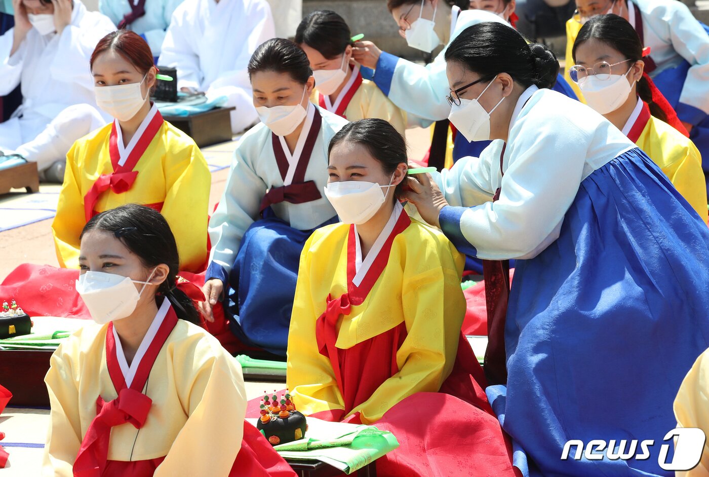 본문 이미지 - 성년의날인 16일 서울 중구 남산골한옥마을에서 열린 '서울시 성년의 날 기념행사'에서 만19세가 된 2003년생들이 의복 및 비녀, 족두리를 착용하는 가례 의식을 하고 있다. 2022.5.16/뉴스1 ⓒ News1 임세영 기자