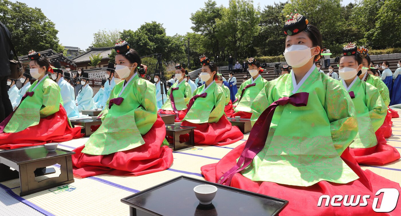 본문 이미지 - 성년의날인 16일 서울 중구 남산골한옥마을에서 열린 '서울시 성년의 날 기념행사'에서 만19세가 된 2003년생들이 의복 및 비녀, 족두리를 착용하는 가례 의식을 하고 있다. 2022.5.16/뉴스1 ⓒ News1 임세영 기자