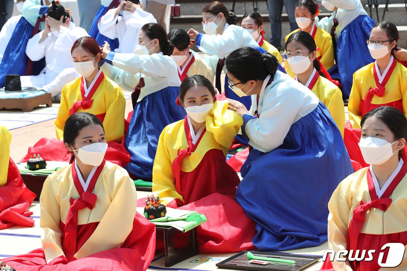 본문 이미지 - 성년의날인 16일 서울 중구 남산골한옥마을에서 열린 '서울시 성년의 날 기념행사'에서 만19세가 된 2003년생들이 의복 및 비녀, 족두리를 착용하는 가례 의식을 하고 있다. 2022.5.16/뉴스1 ⓒ News1 임세영 기자