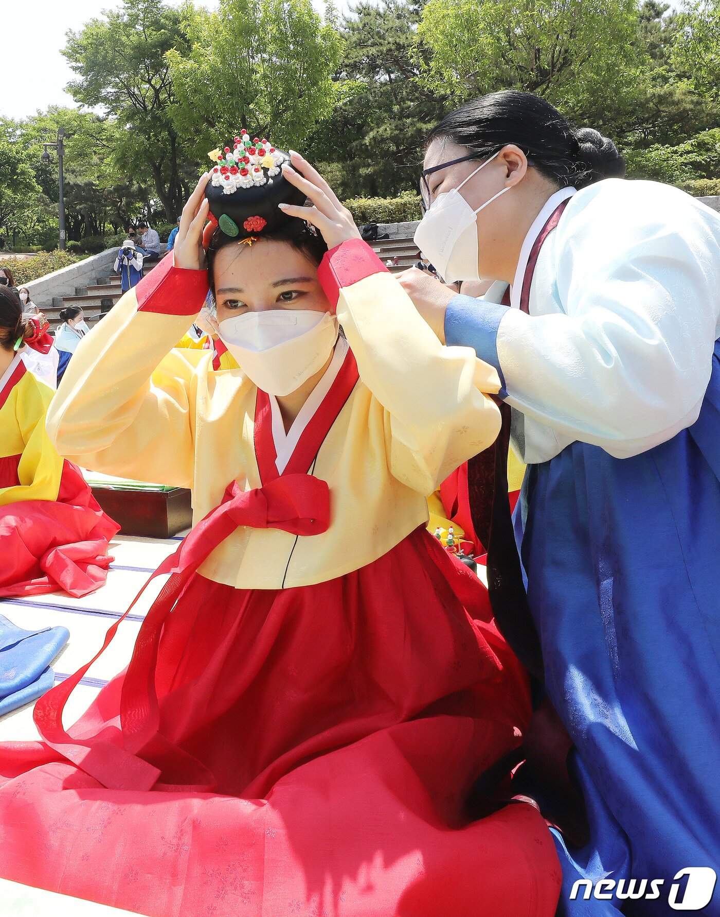 본문 이미지 - 성년의날인 16일 서울 중구 남산골한옥마을에서 열린 '서울시 성년의 날 기념행사'에서 만19세가 된 2003년생들이 의복 및 족두리를 착용하는 가례 의식을 마친 뒤 기념촬영을 하고 있다. 2022.5.16/뉴스1 ⓒ News1 임세영 기자