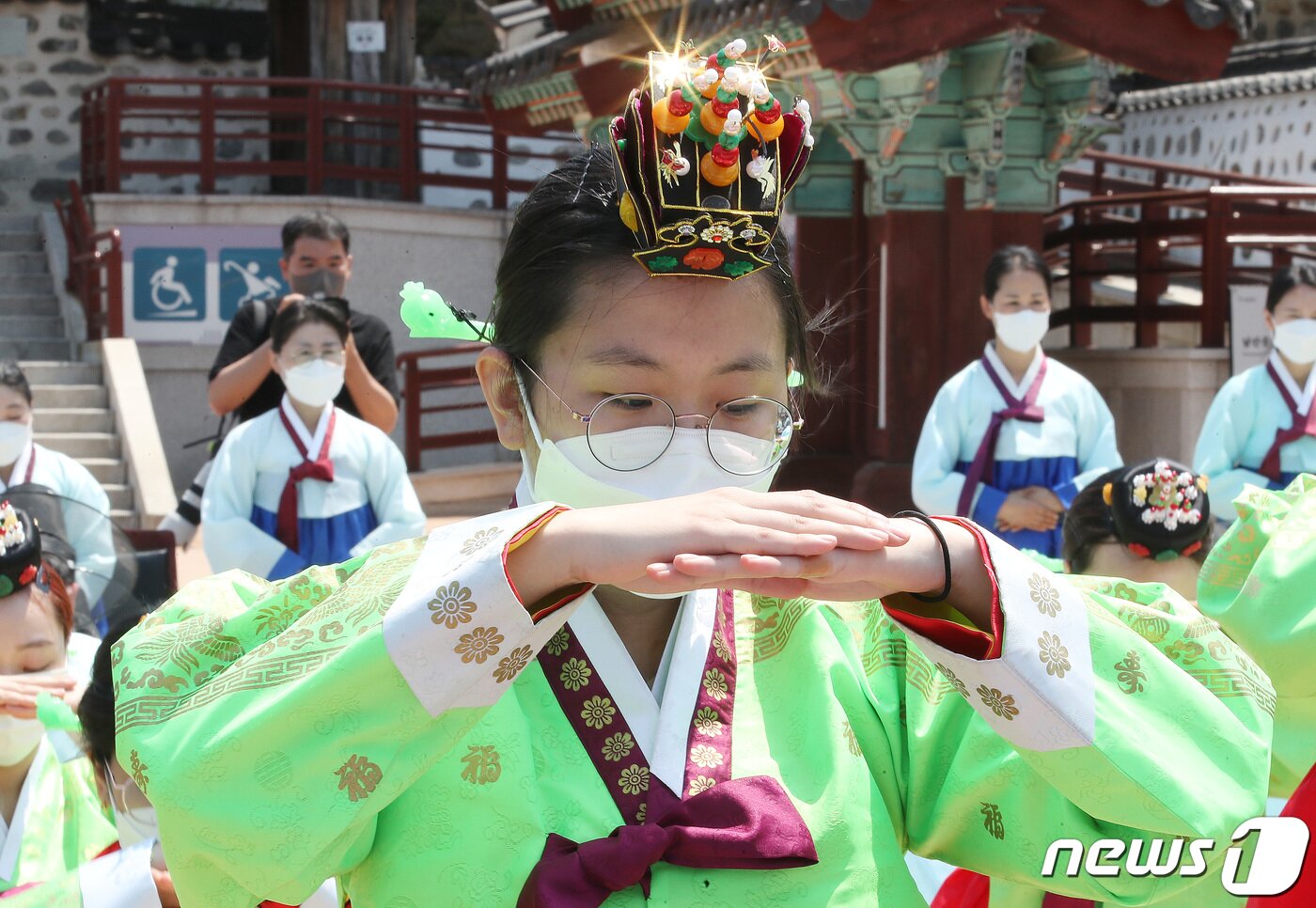 본문 이미지 - 성년의날인 16일 서울 중구 남산골한옥마을에서 열린 '서울시 성년의 날 기념행사'에서 만19세가 된 2003년생들이 의복 및 비녀, 족두리를 착용하는 가례 의식을 하고 있다. 2022.5.16/뉴스1 ⓒ News1 임세영 기자