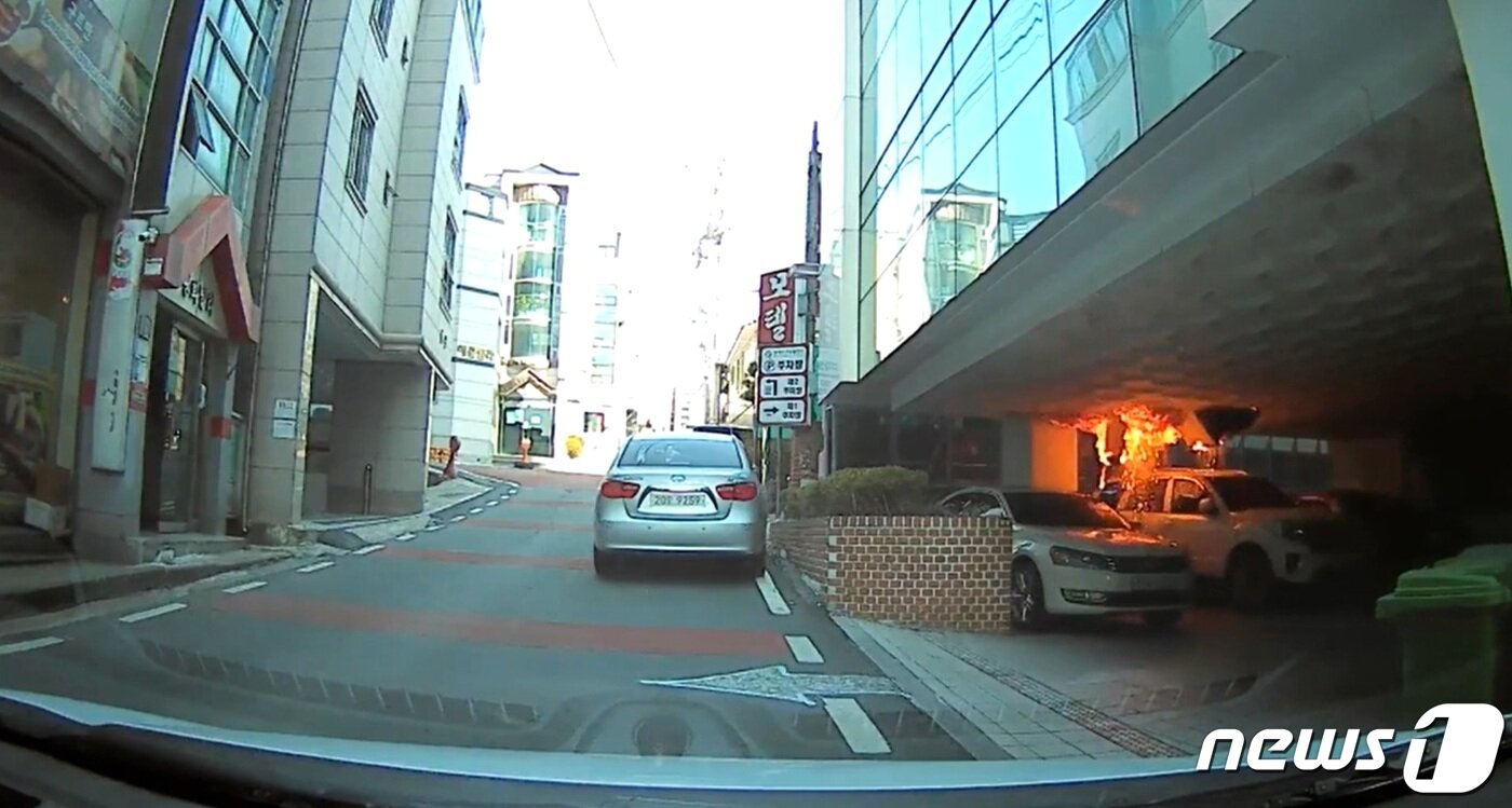 본문 이미지 - 지난 3월 29일 충북 청주시 서원구 사창동 모 산부인과 신관 건물 1층 주차장 천장에서 화염이 치솟는 모습이 주차돼 있던 차량 블랙박스에 촬영됐다.2022.5.16/ⓒ 뉴스1