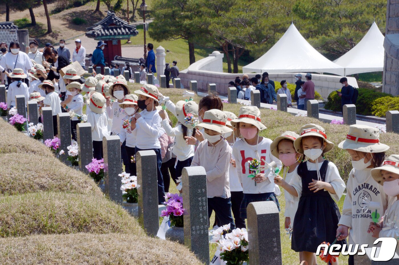 본문 이미지 - 5·18민주화운동 42주년을 이틀 앞둔 16일 오전 광주 북구 운정동 국립5·18민주묘지에서 인양유치원 원생이 참배를 하고 있다. 2022.5.16/뉴스1 ⓒ News1 정다움 기자