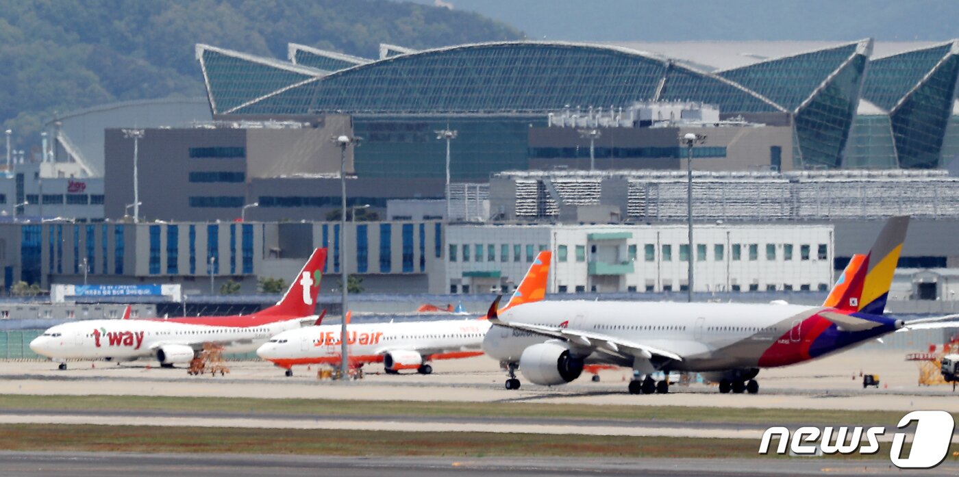 본문 이미지 - 인천국제공항 제2여객터미널 계류장에 아시아나항공과 저비용항공사 여객기가 이륙을 준비하고 있다. 2022.5.16/뉴스1 ⓒ News1 민경석 기자