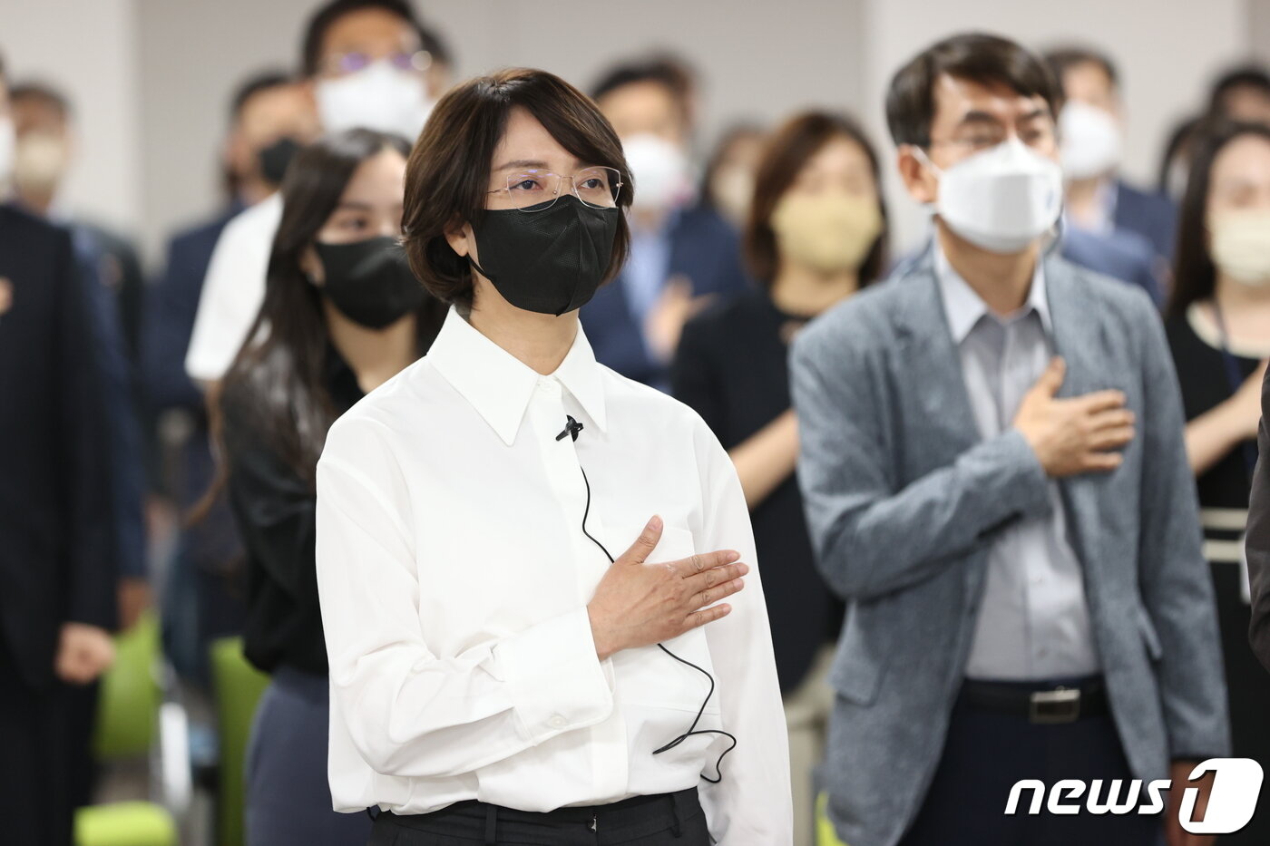 본문 이미지 - 이영 중소벤처기업부 장관이 16일 세종 중소벤처기업부 청사에서 열린 취임식에서 국민의례를 하고 있다. (중소벤처기업부 제공) 2022.5.16/뉴스1
