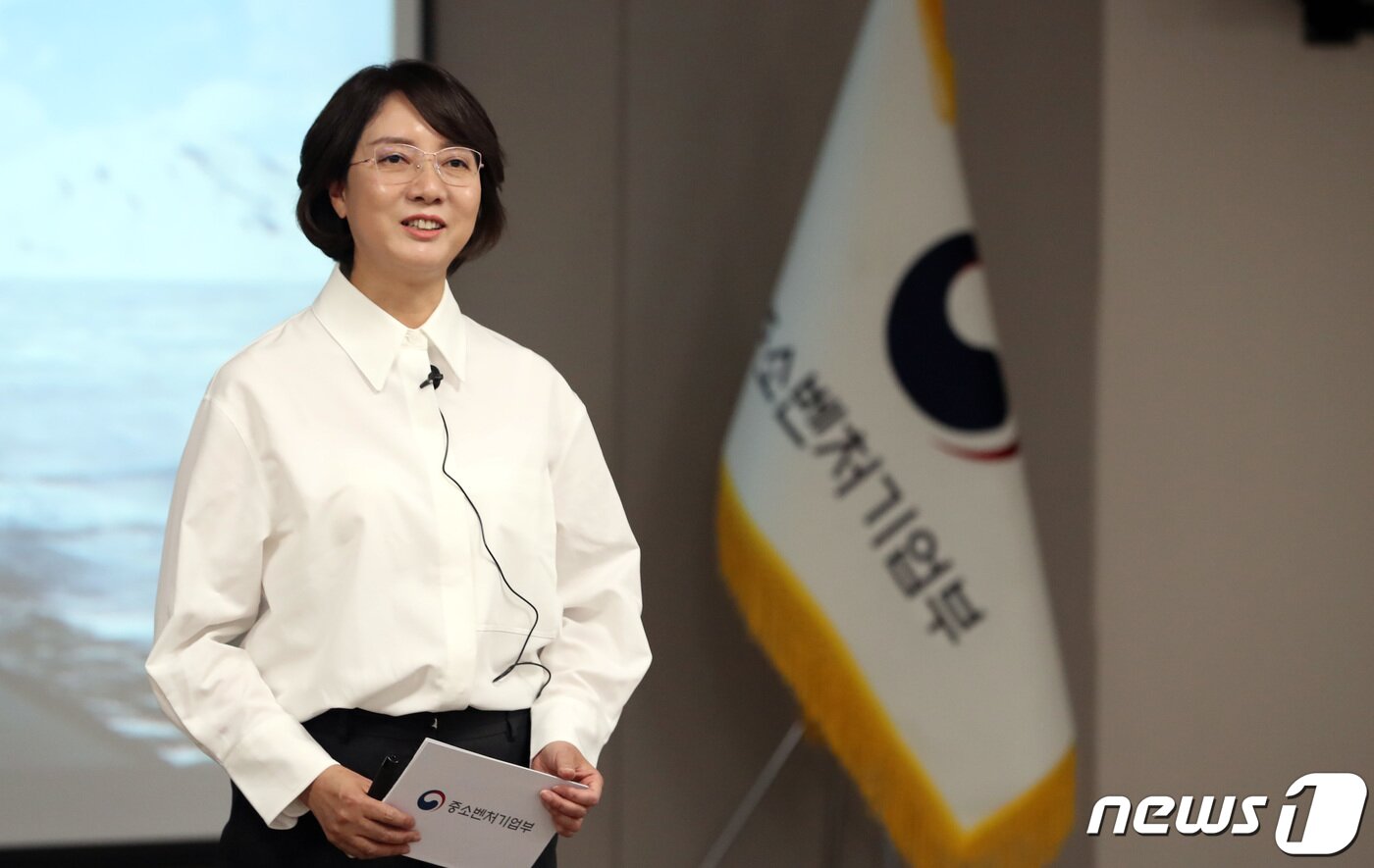 본문 이미지 - 이영 신임 중소벤처기업부 장관이 16일 오후 정부세종청사에서 열린 취임식에서 취임사를 하고 있다. 2022.5.16/뉴스1 ⓒ News1 김기남 기자