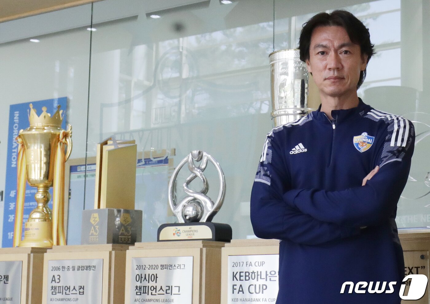 본문 이미지 - 홍명보 울산현대 감독이 16일 오후 울산 동구 현대스포츠클럽하우스에서 뉴스1과의 인터뷰에 앞서 포즈를 취하고 있다. 2022.5.16/뉴스1 ⓒ News1 조민주 기자